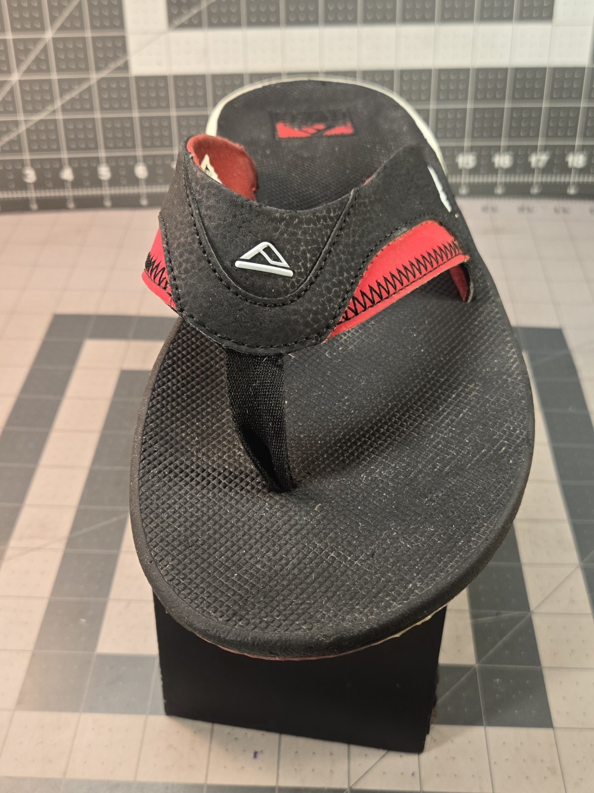 REEF Men’s Fanning Pregame Bottle Opener Flip Flops Black & Red Size 10