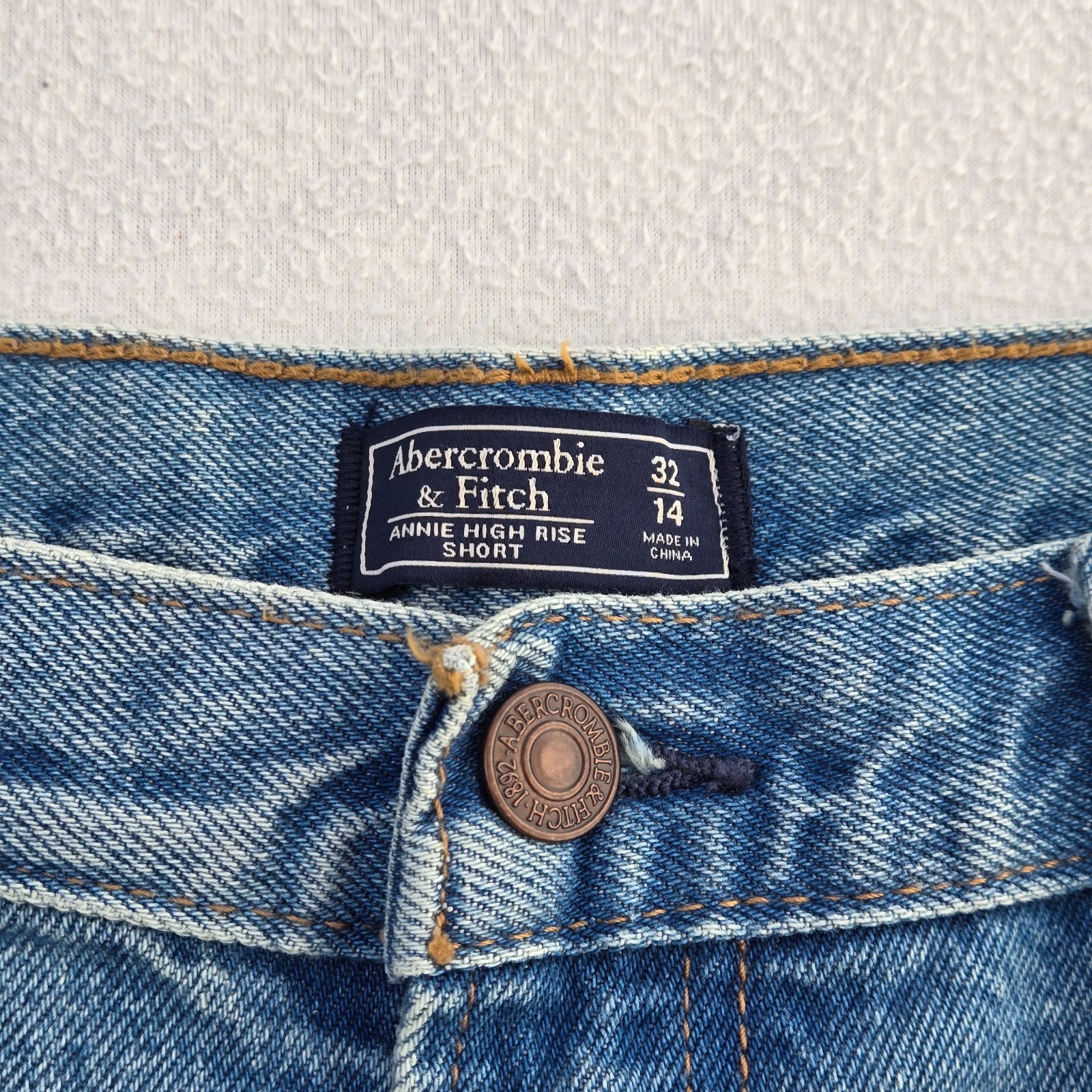 Abercrombie & Fitch Annie High Rise Distressed Shorts Light Wash Size 32/14 NWT