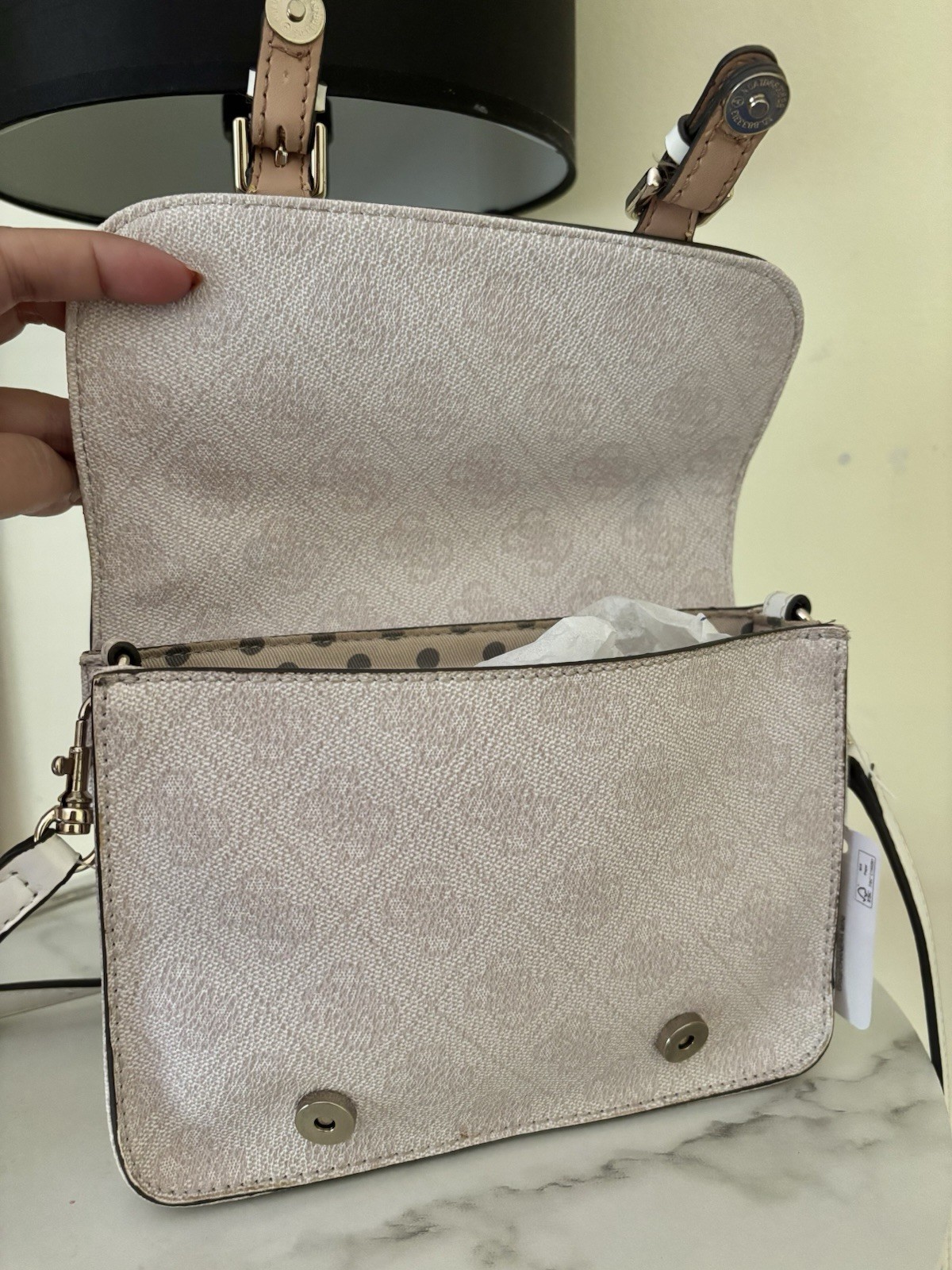 GUESS!7.5 By 6.5 Handheld Beitcrlastic Bag!