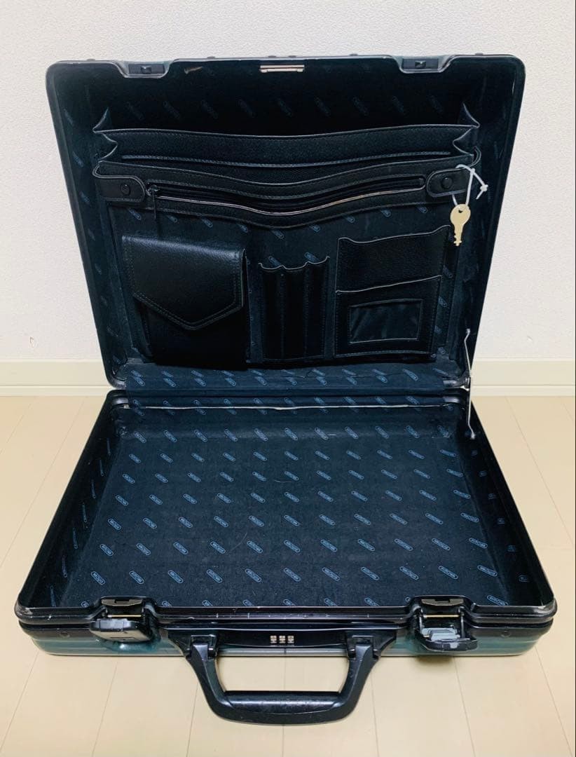 Rimowa attaché case, green