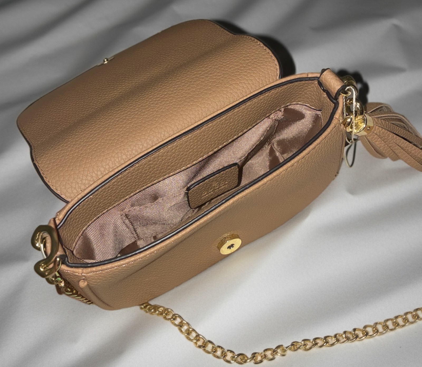 Gucci Soho Beige Pebbled Crossbody Bag Tassel Gold Chain Magnetic Closure