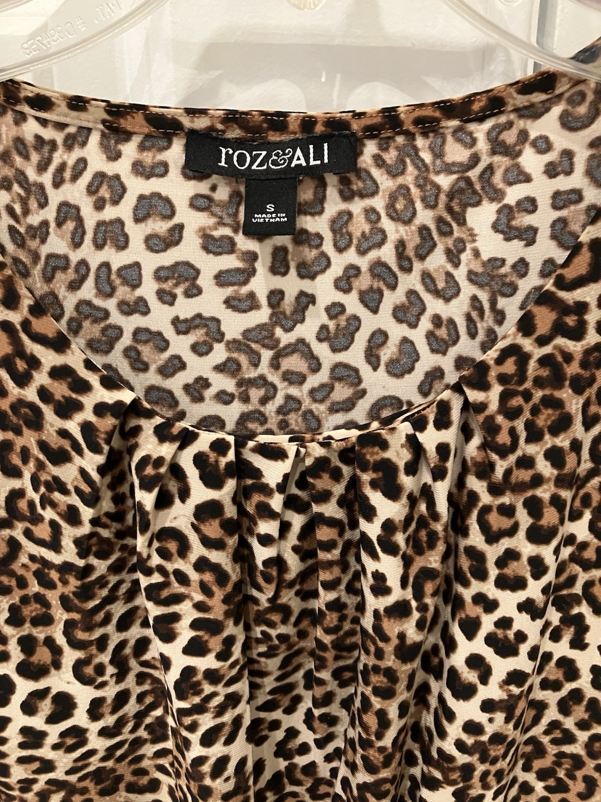 Roz & Ali Leopard Print Pleated Sleeveless Blouse — Size Small