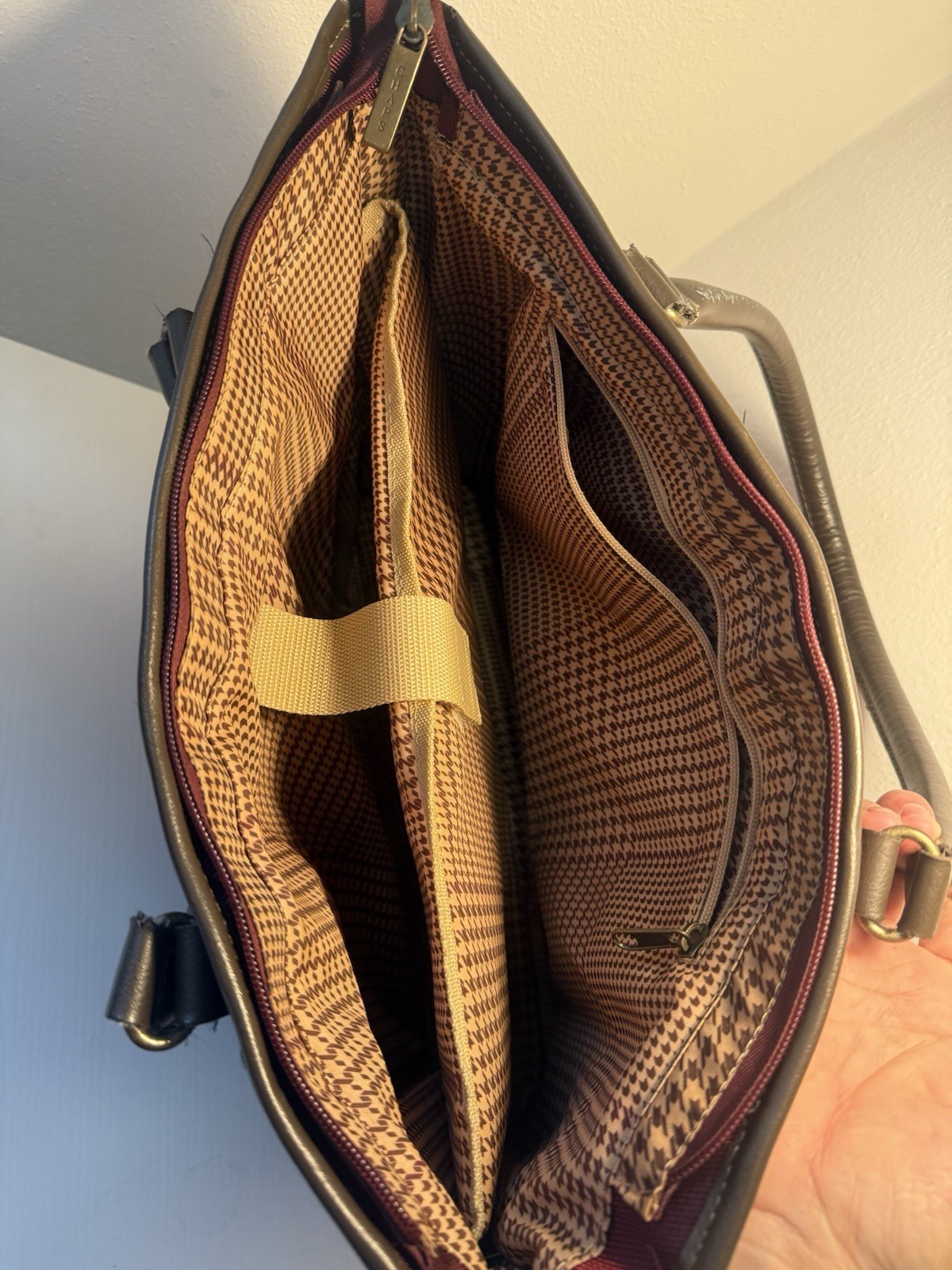 RALPH LAUREN CHAP Burgundy Zip Top Messenger Bad w Shoulder Strap Gold Hardware