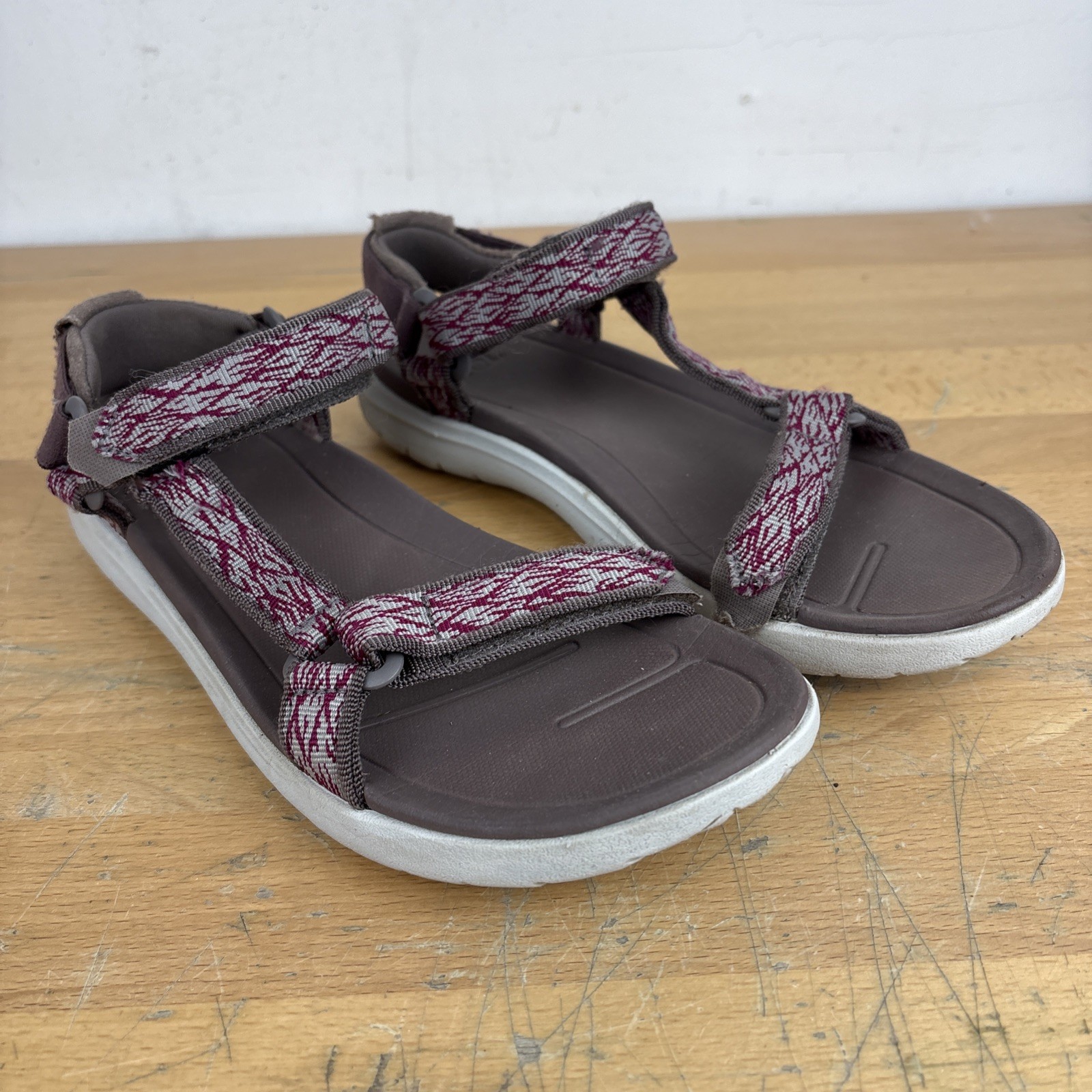 Teva Sandals Women’s 9 Hurricane Hiking Sport Water Geometric Maroon Gray Travel