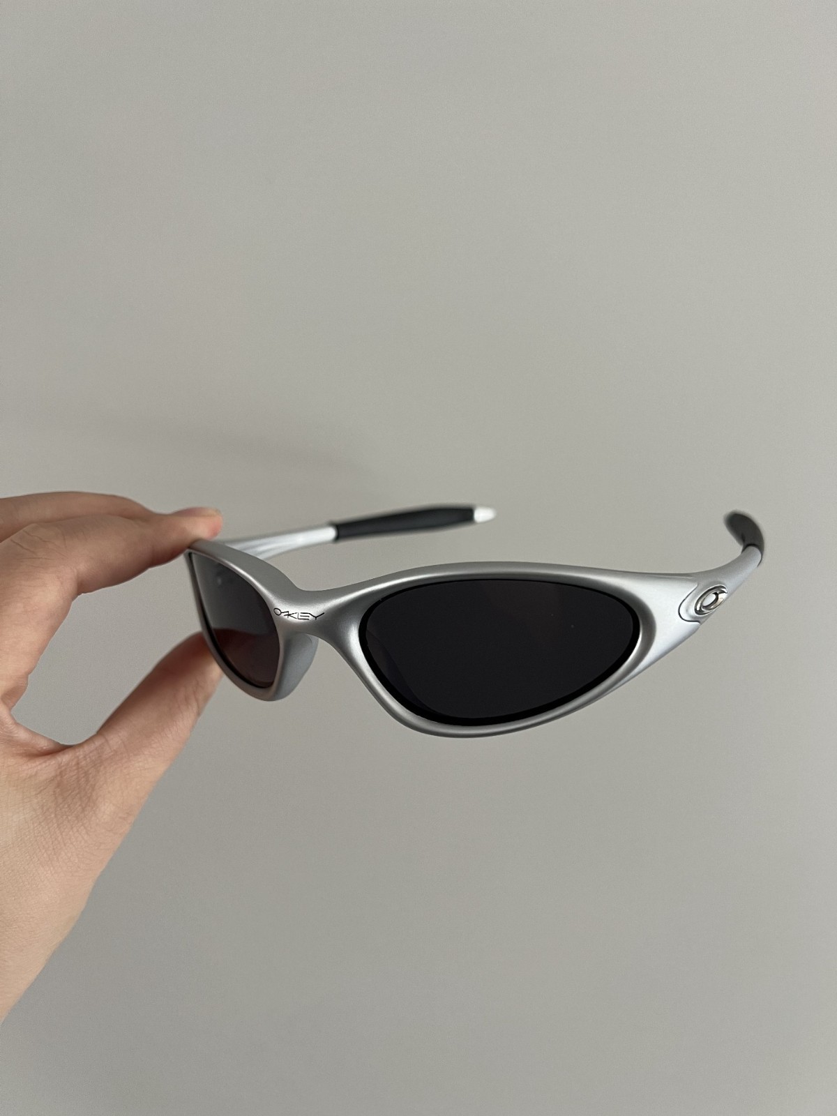 Vintage Oakley Minute Gen1 Lightweight Sunglasses Silver Frames black lenses Y2K