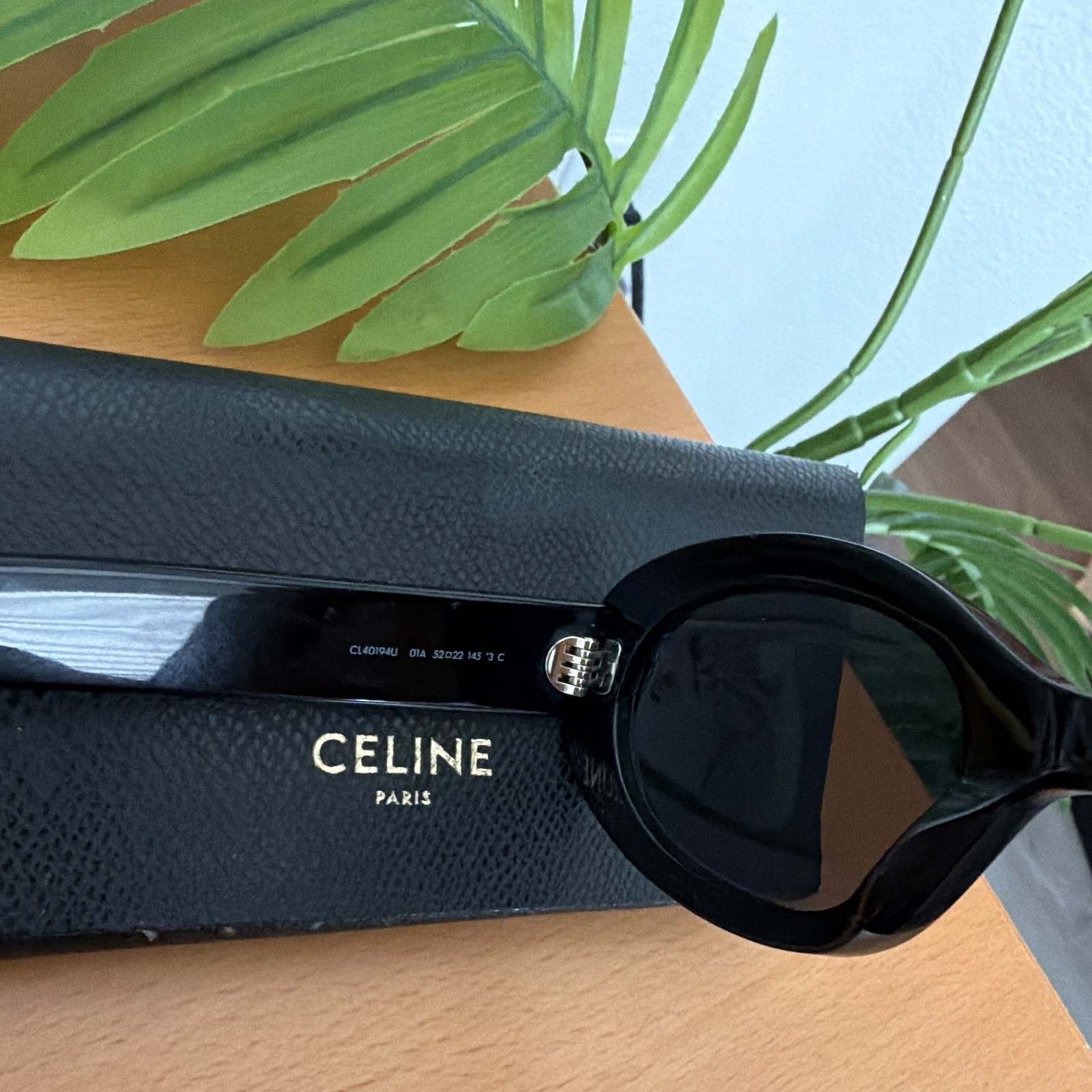 Authentic CELINE CL40194U Triomphe Oval Sunglasses Black Frame UV400