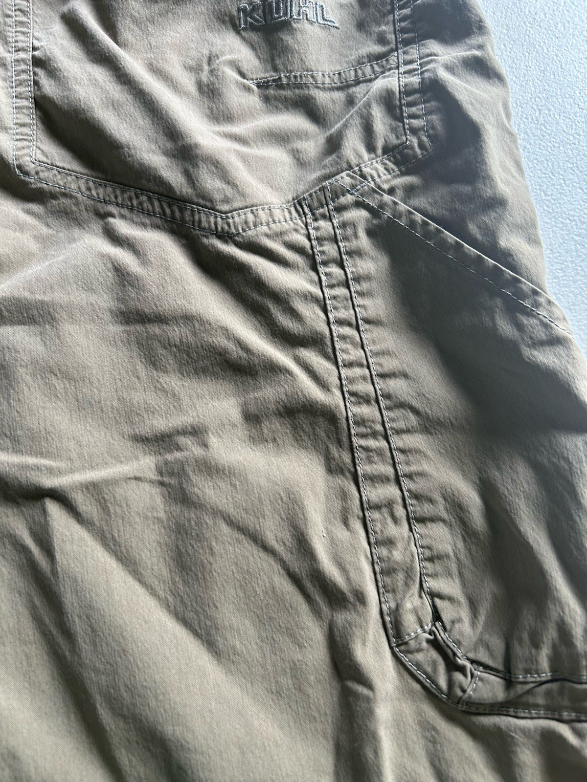 KÜHL Men’s Beige Cotton Nylon Canvas Cargo Shorts Flat Front Zip Pockets Logo