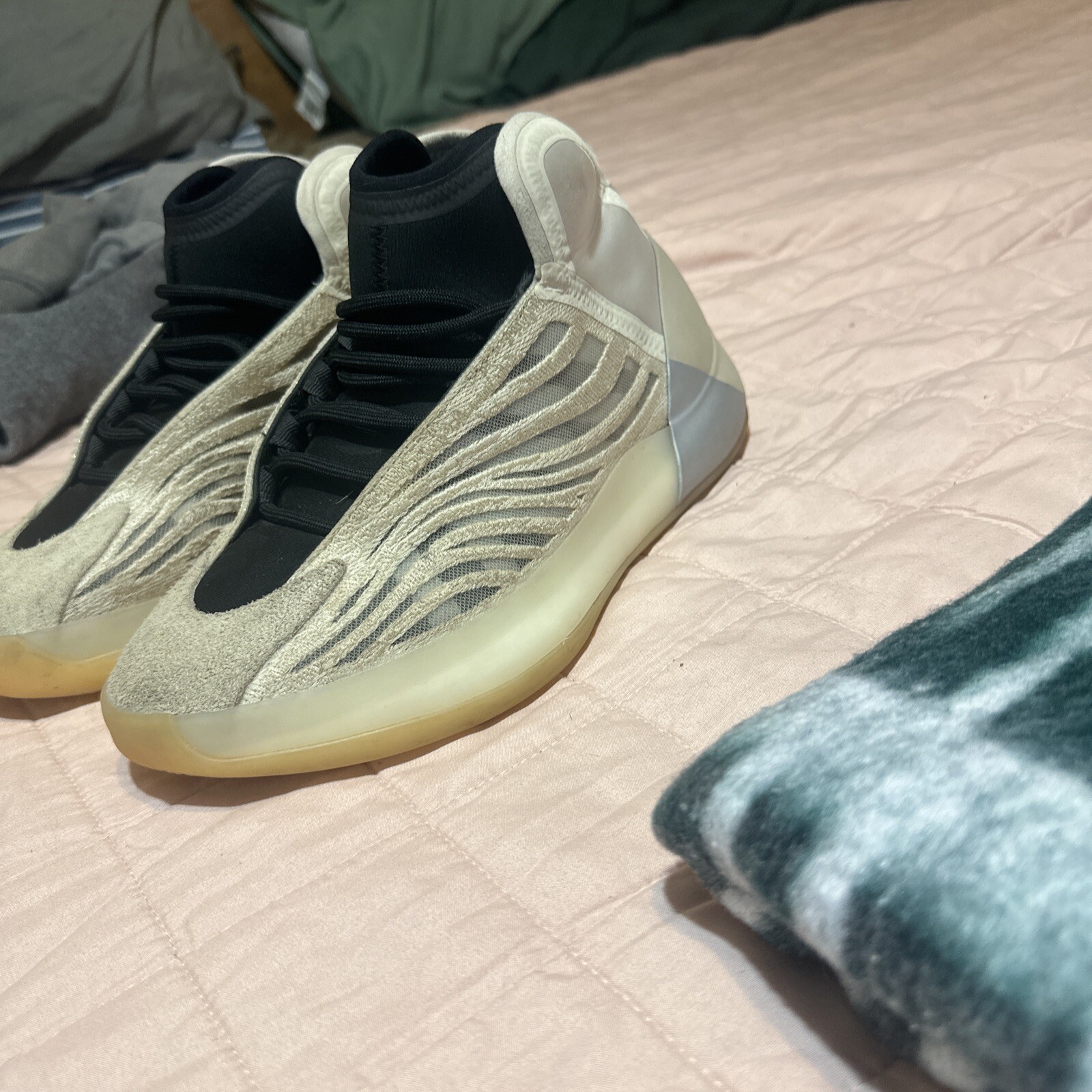 Size 8 – adidas Yeezy Quantum Mist Slate