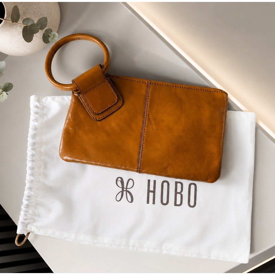 New HOBO Sable Clutch Women Truffle Brown Leather Circular Wristlet Quiet Luxury