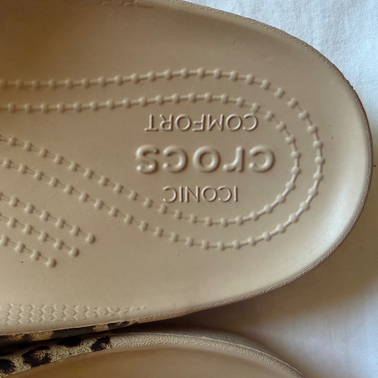 Crocs Kadee II Leopard Print Flip Flops Tan Womens Size 9 Sandals Summer