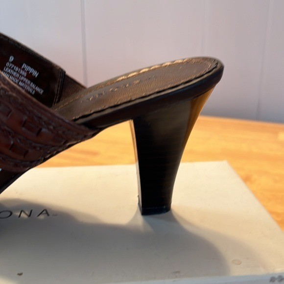 Merona Pippin Brown Leather Braided Medallion Heeled Slide Sandals Mules Size 9