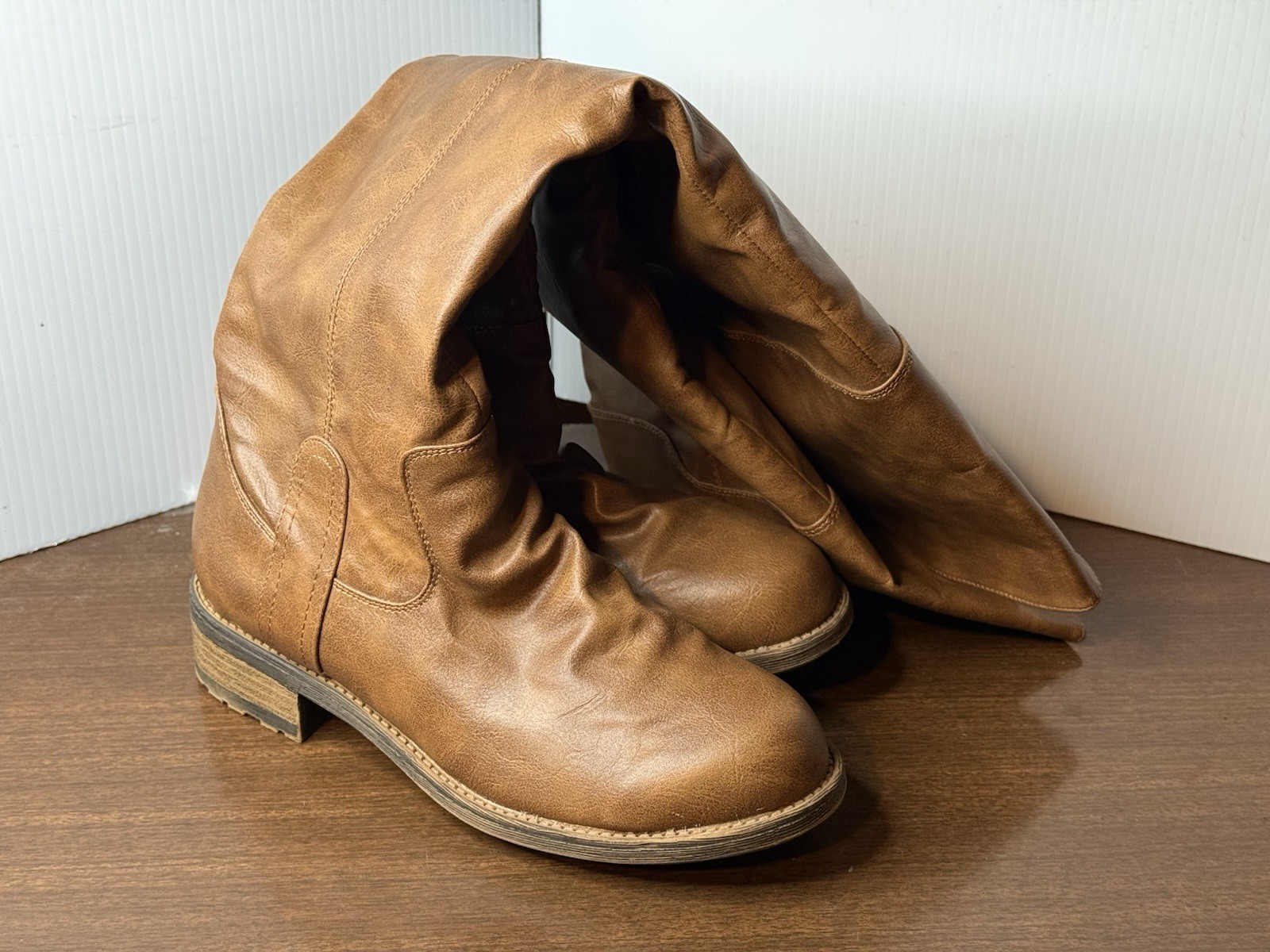 Women’s brown leather boots… Size 7… 20 inches long… Low heel… Look fantastic!