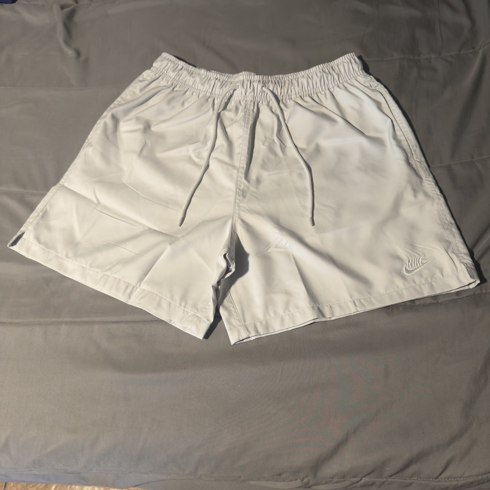 Nike Men’s Club Woven Flow Shorts Athletic Photon Dust White Size Medium New