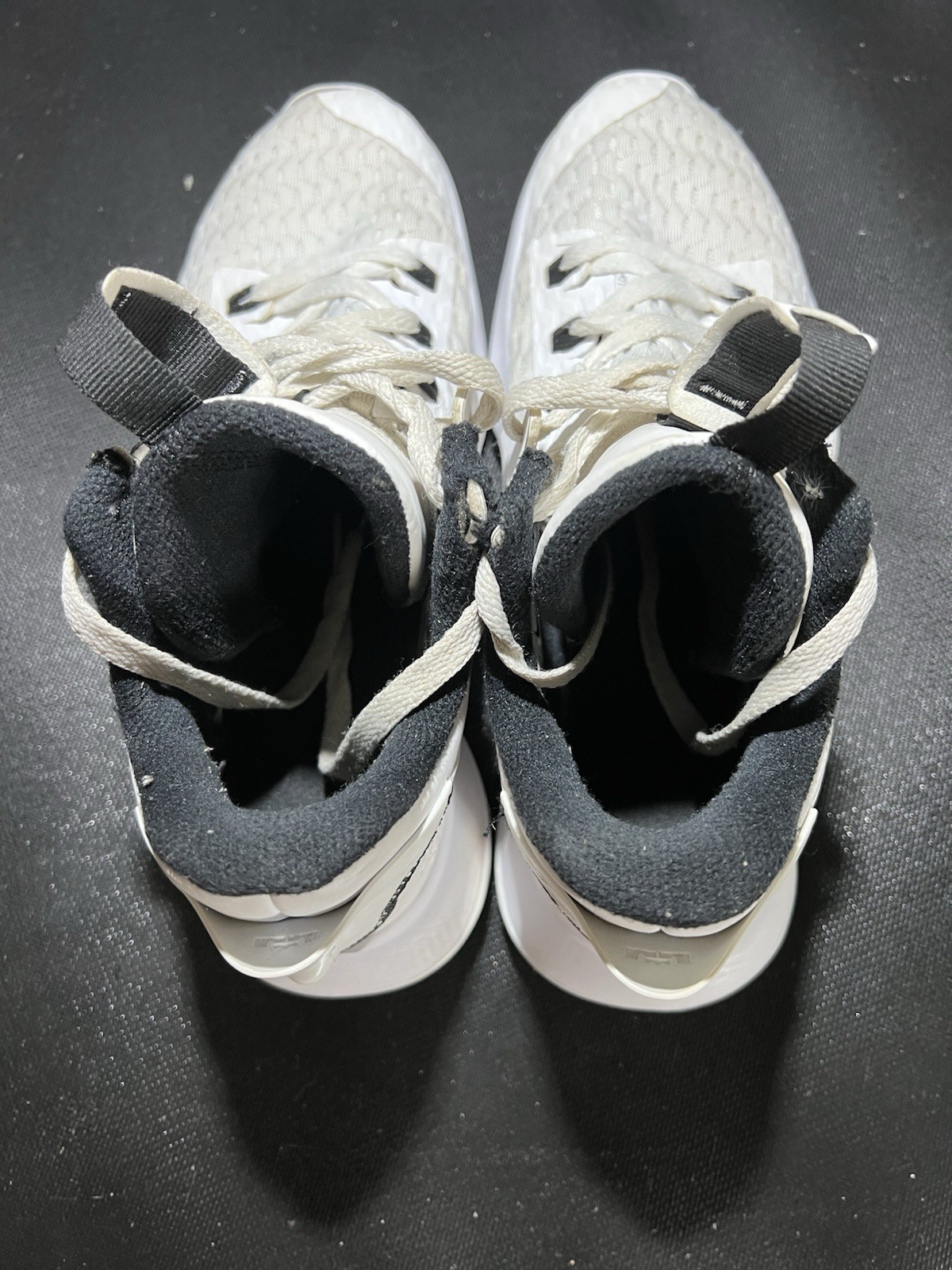 nike lebron James Men size 9 Whiteness 5 White Black Shoes Pre-Owned