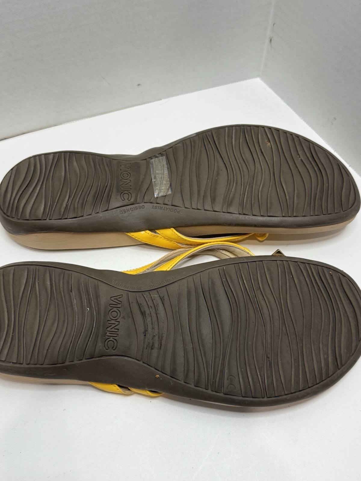 Vionic Bella II Yellow Patent Toe-Post Slip On Sandals Size 11 Bow Slide Comfy