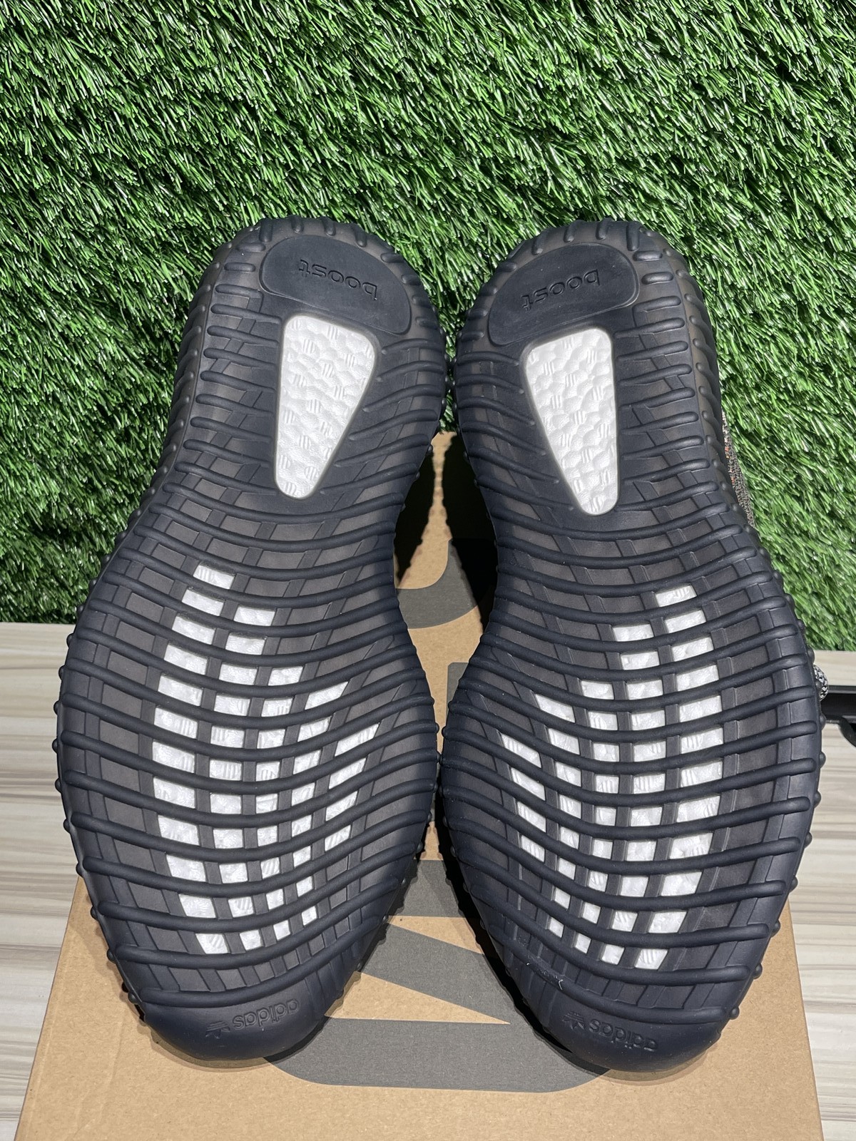 Size 12M/13.5W – adidas Yeezy Boost 350 V2 Carbon Beluga Sz 12 HQ7045