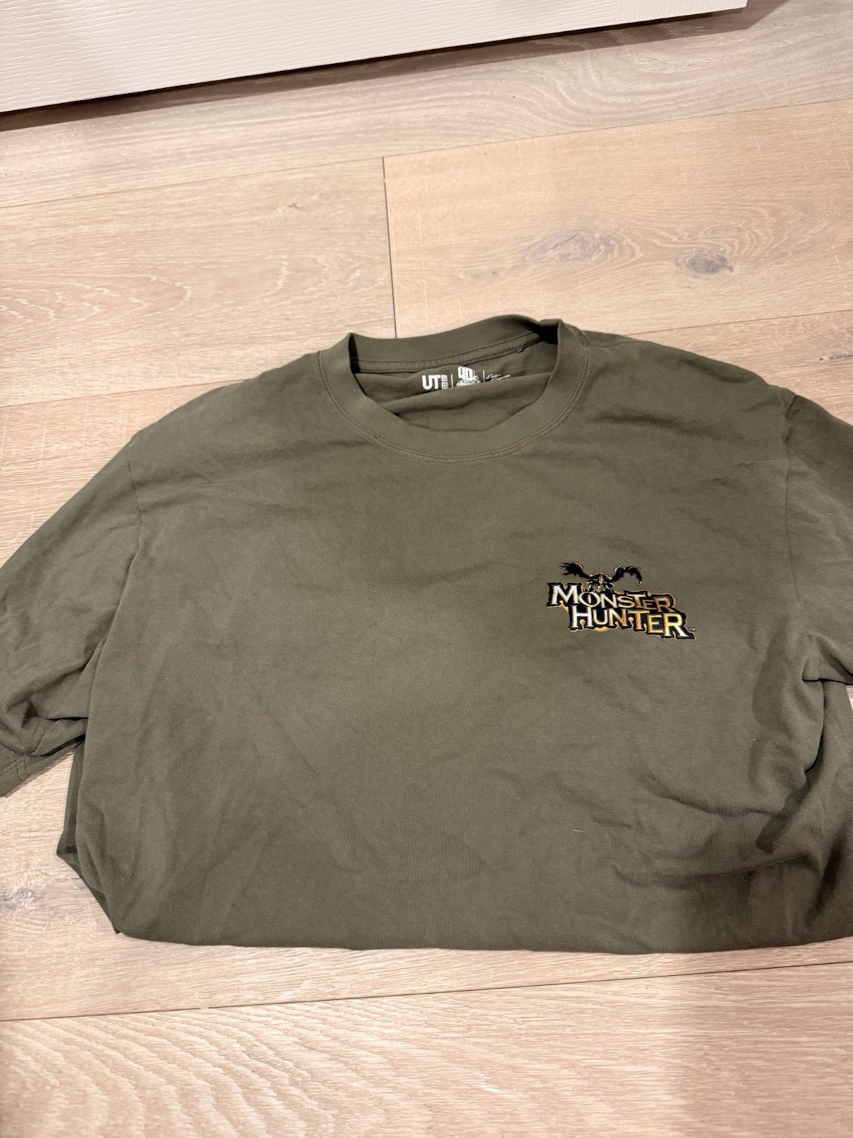Uniqlo UT Monster Hunter Men’s L Green Graphic Logo Crew Neck T-Shirt