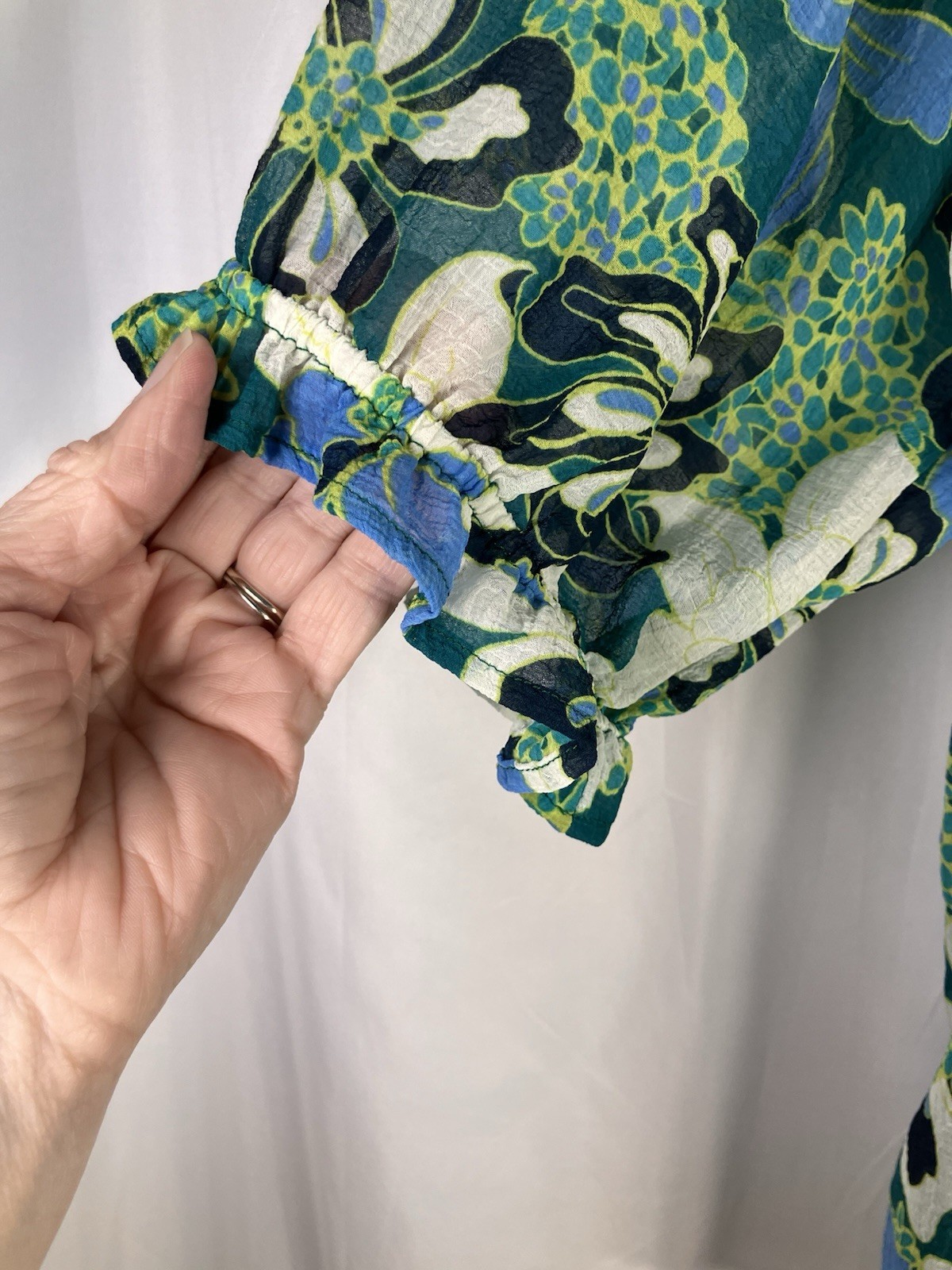 Avenue Women’s Semi-Sheer Blouse Size 26/28 Green Blue Artsy Pleated LS