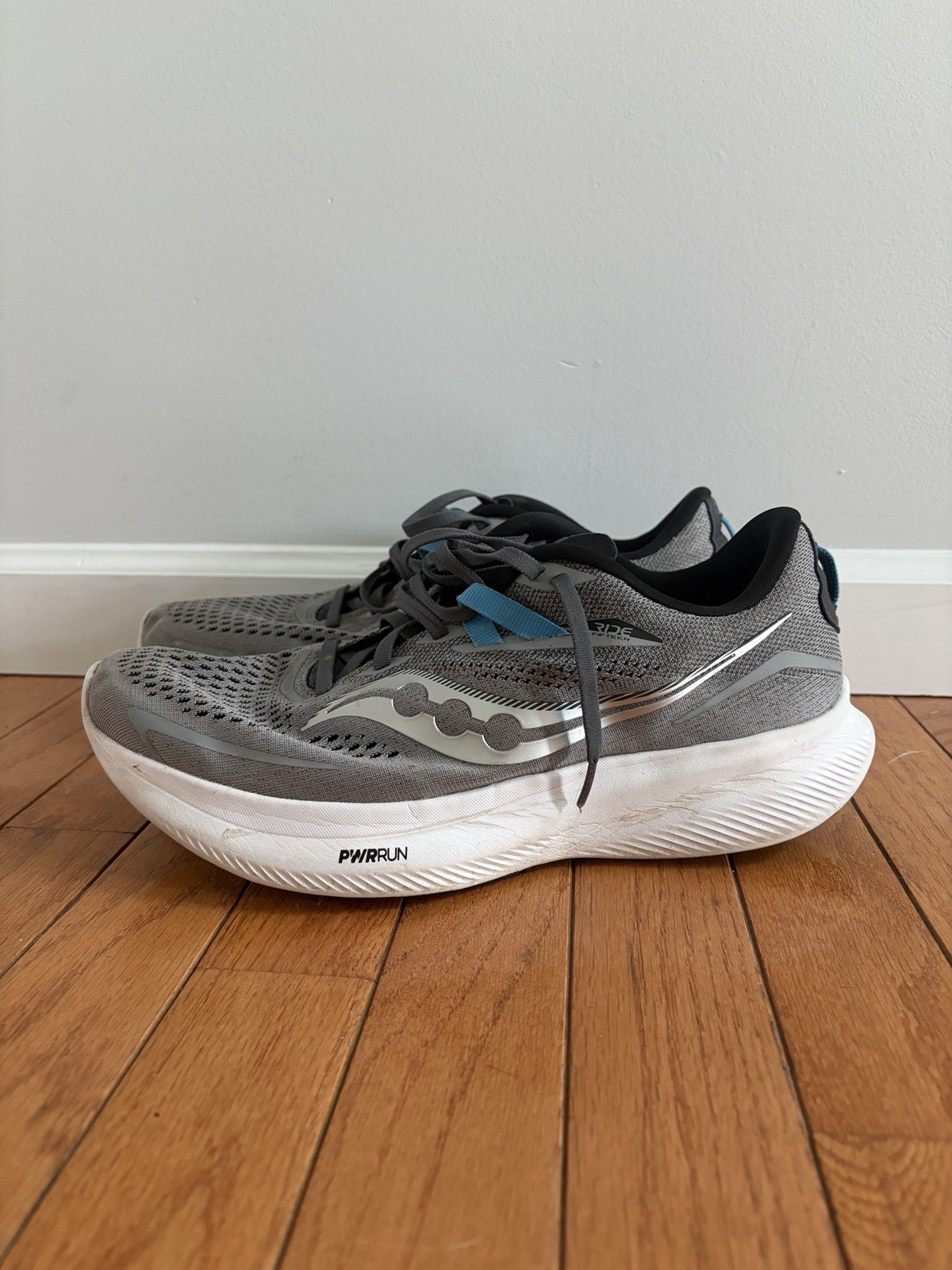 Men’s Saucony Ride 15 running sneakers size 10 wide grey and blue