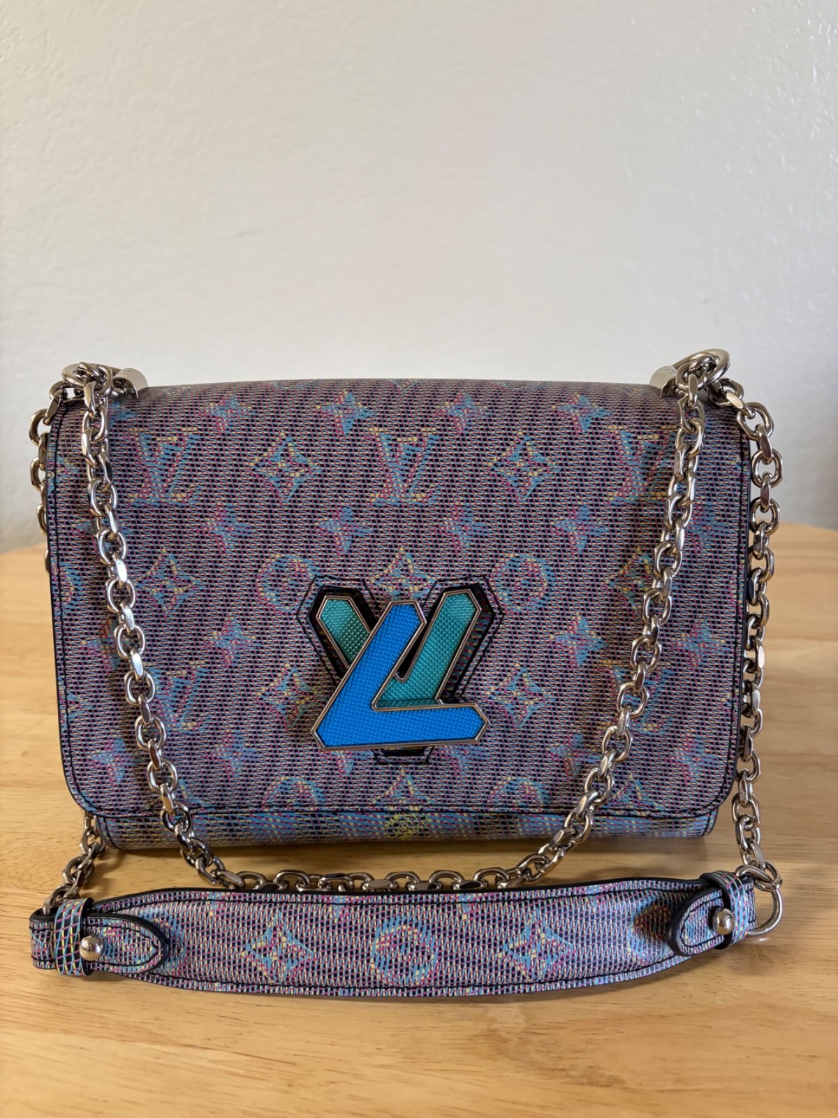 Louis Vuitton Twist MM, Limited Edition LV Pop 3D, Optical Illusion Monogram
