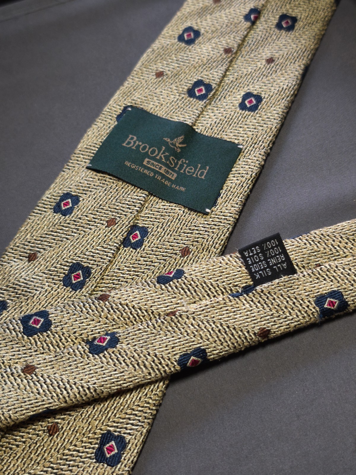 Brooksfield – Solid Color Silk Geometric Pattern Tie Made in Italy
