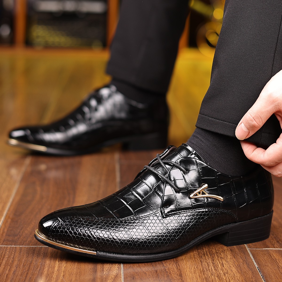 Men’s formal shoes, checkered lace up Oxford shoes, worn for formal occasions