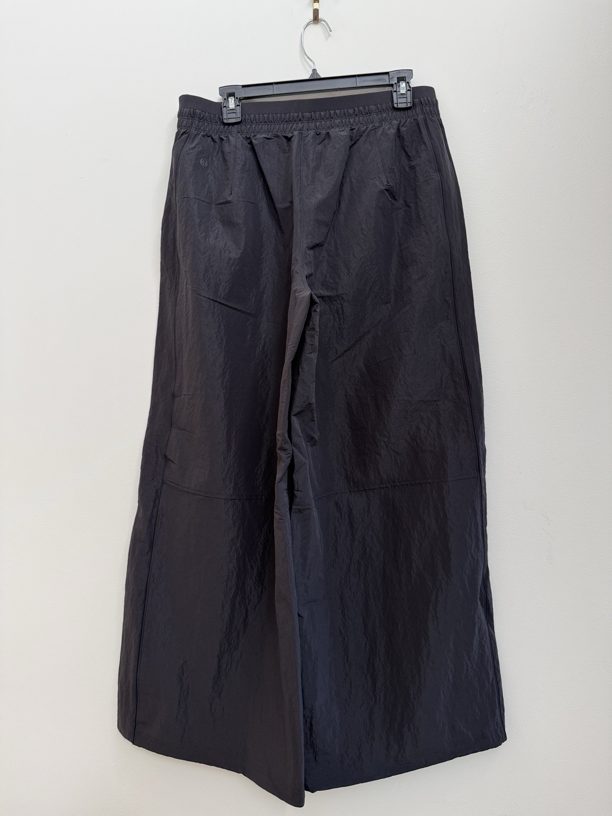 NWOT LULULEMON Crinkled Nylon Relaxed Parachute Pant Pants, Size Large, Black