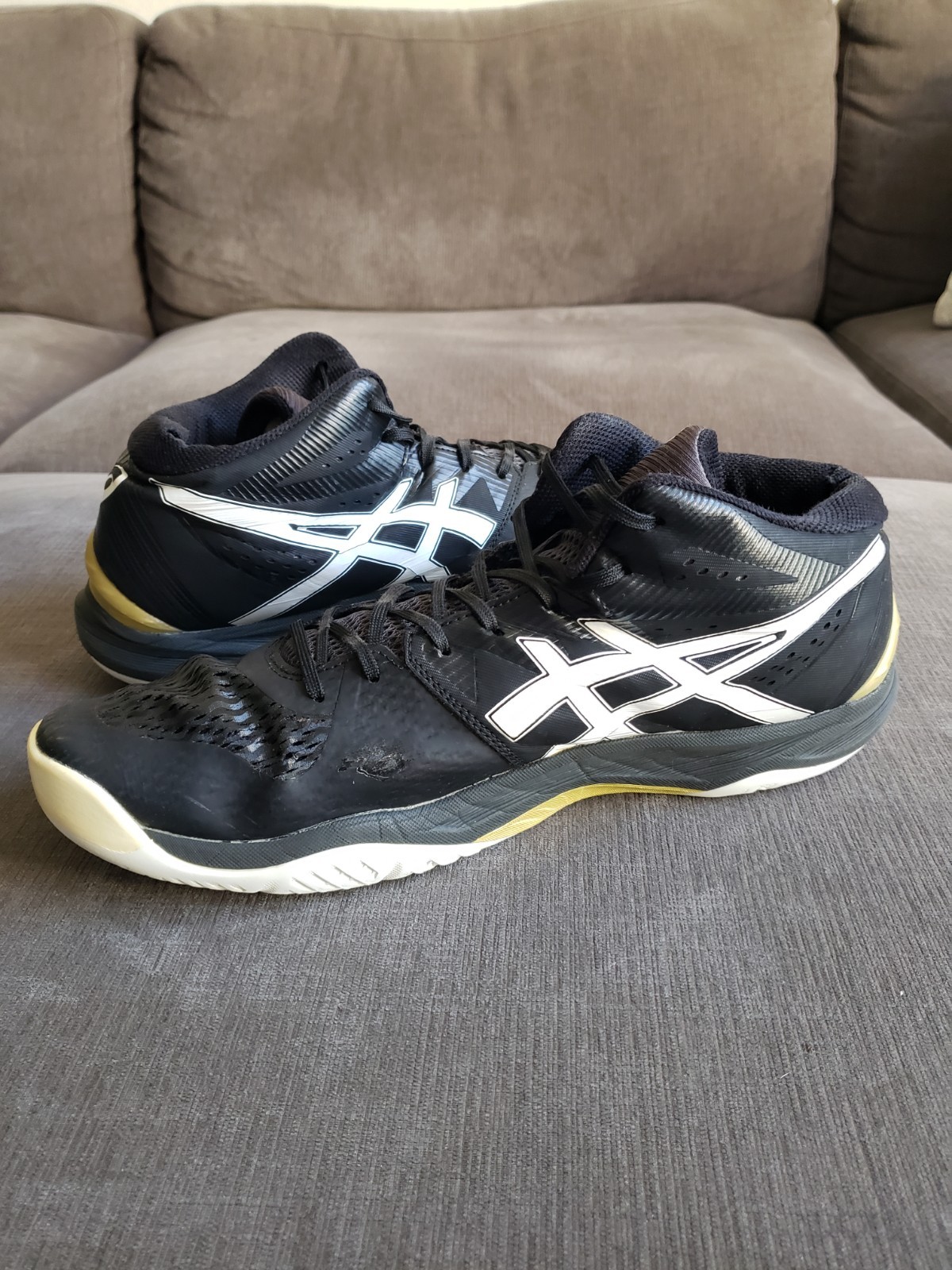Size 13 – Asics Men’s Sky Elite FF Black Gold Volleyball Shoes Mid Top READ DESC
