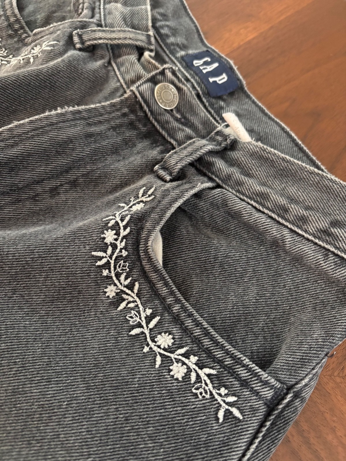 Vintage Y2K Gap Embroidered Women’s US0 25×28 Grey High Rise Straight Leg Jeans
