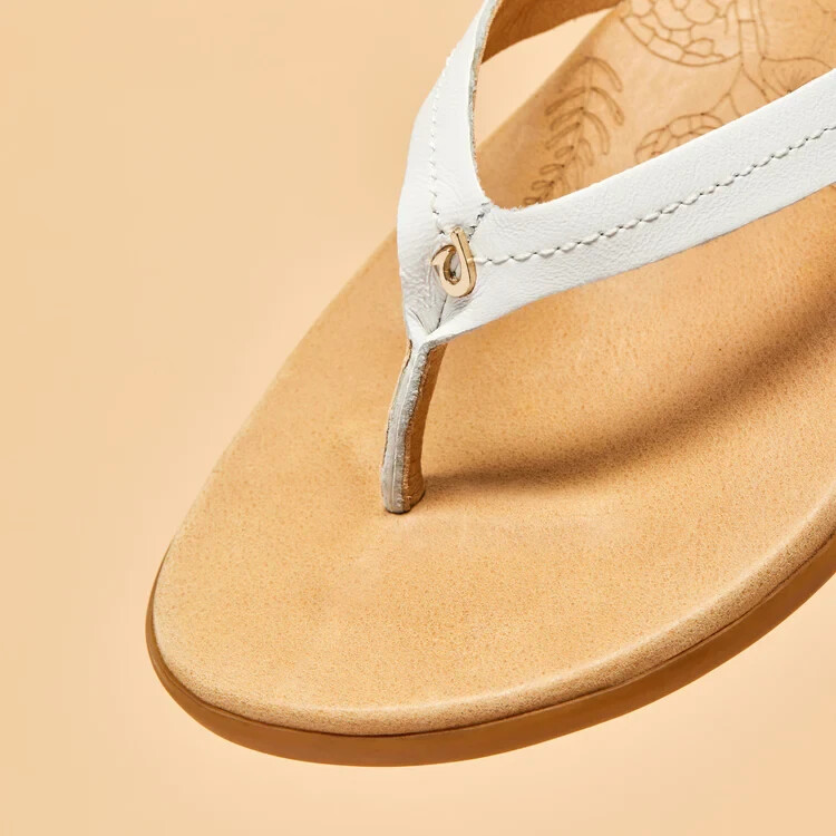 OluKai Honu Sandals – Women’s – 6 / Bright White/Golden Sand