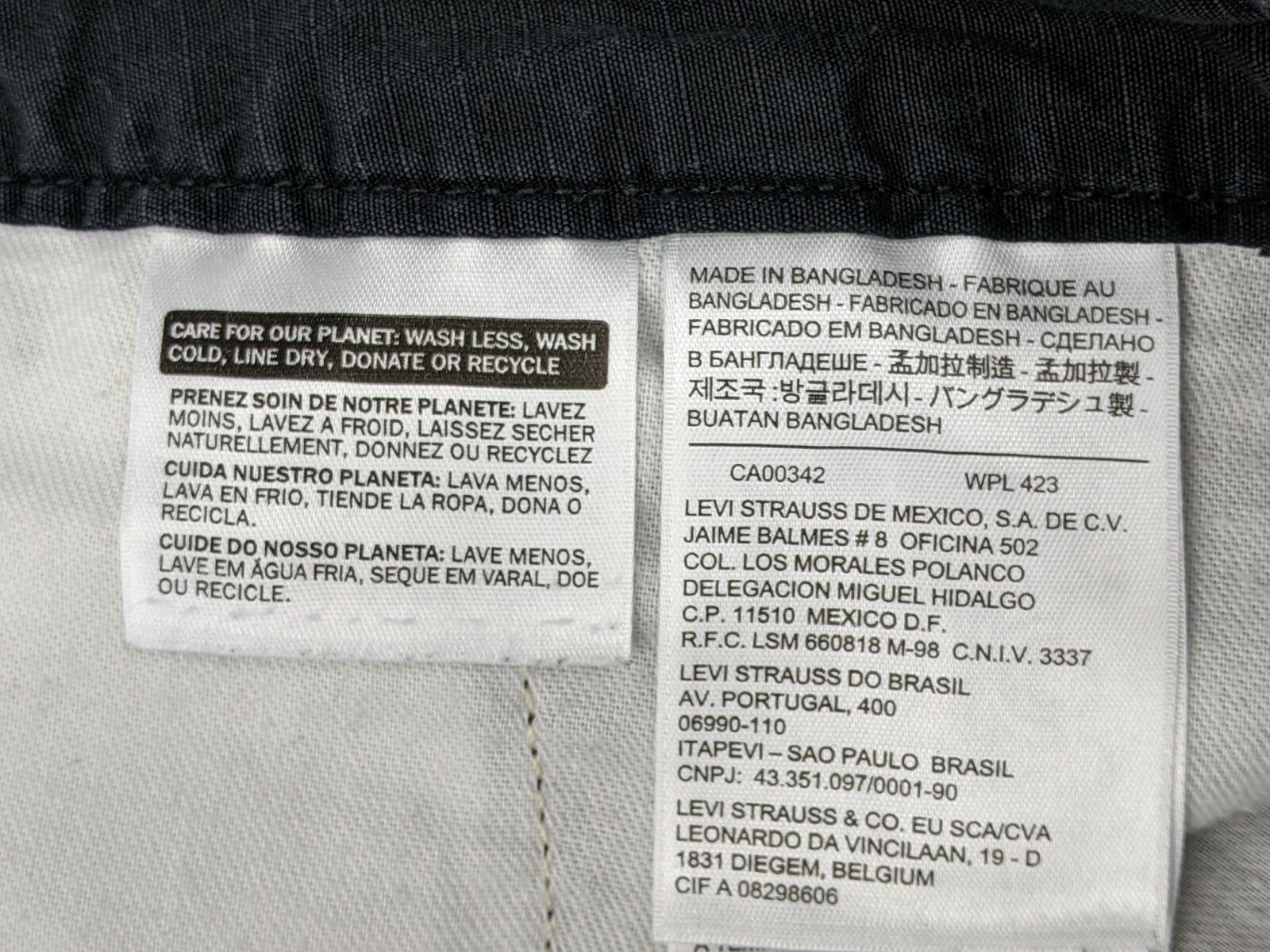 LEVI’S WHITE TAB BLACK REGUAR FIT CARGO SHORTS, MEN’S SIZE 36