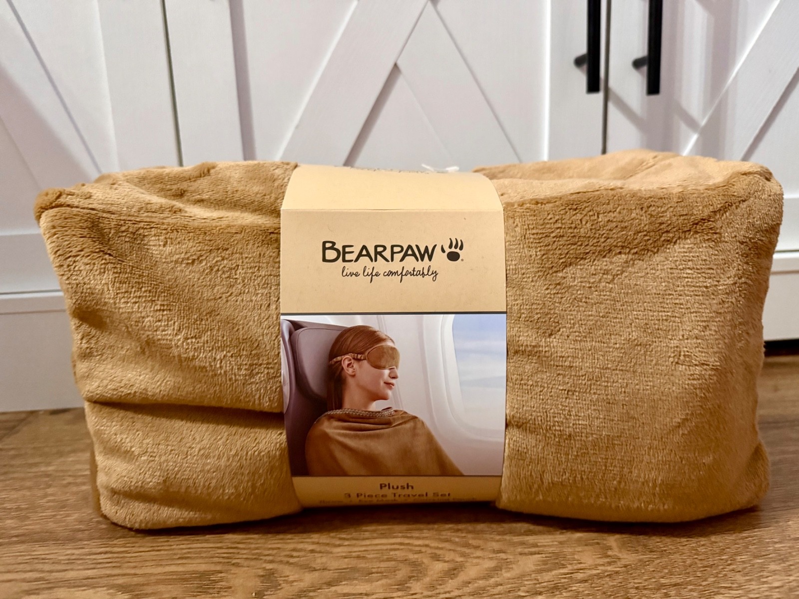 Perfect condition, BEARPAW Travel set, plush carrying case, throw and eye mask