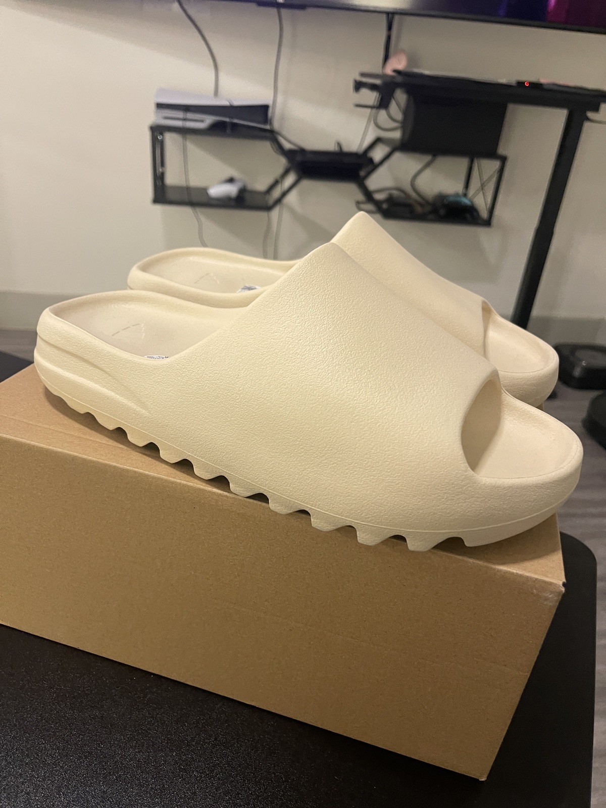 adidas Yeezy Slide Bone (2022/2023 Restock) FZ5897 Used