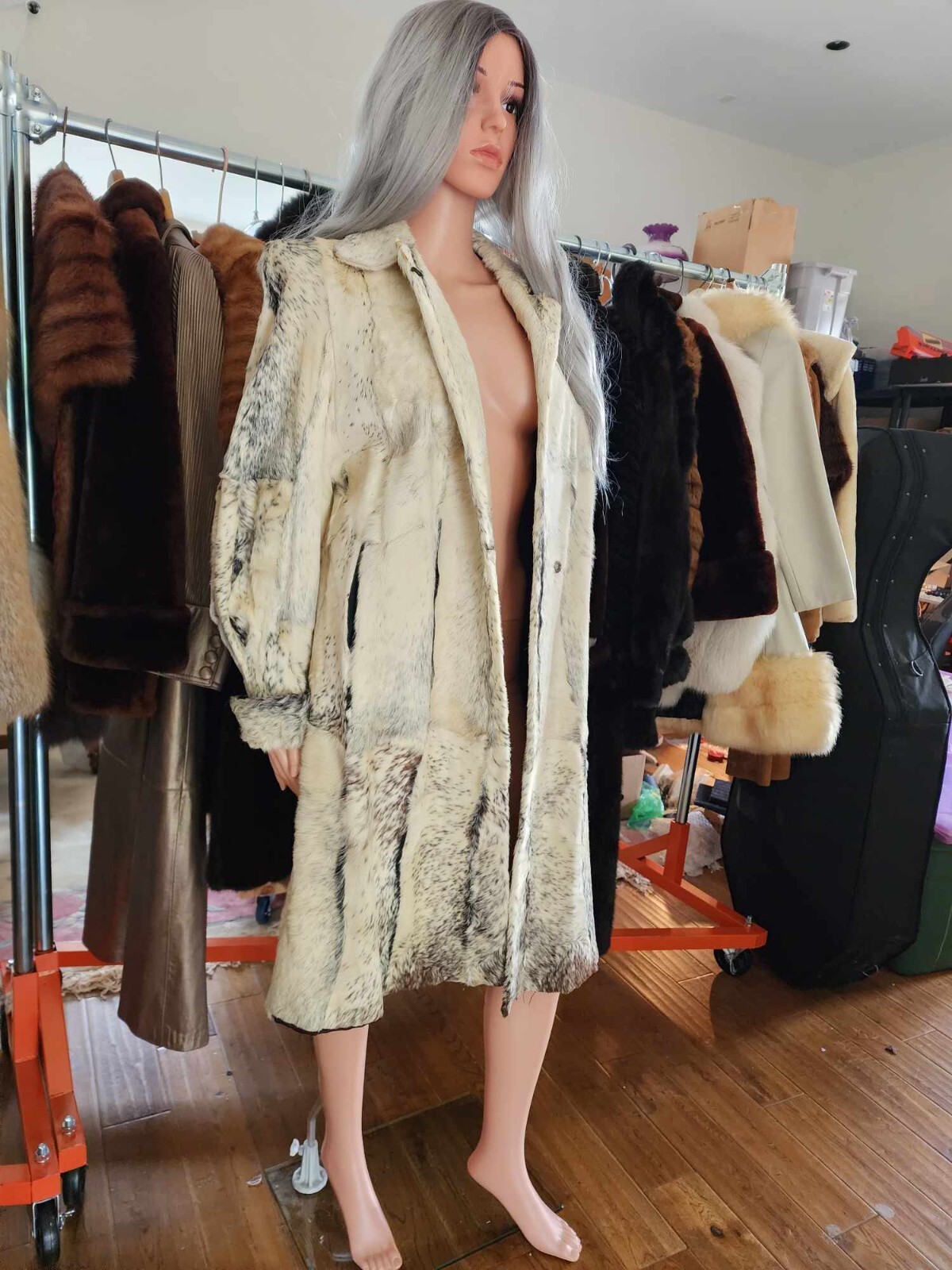 Fur Coat Full Length: Shoulder 18in, Length 41in, Sleeve 25in