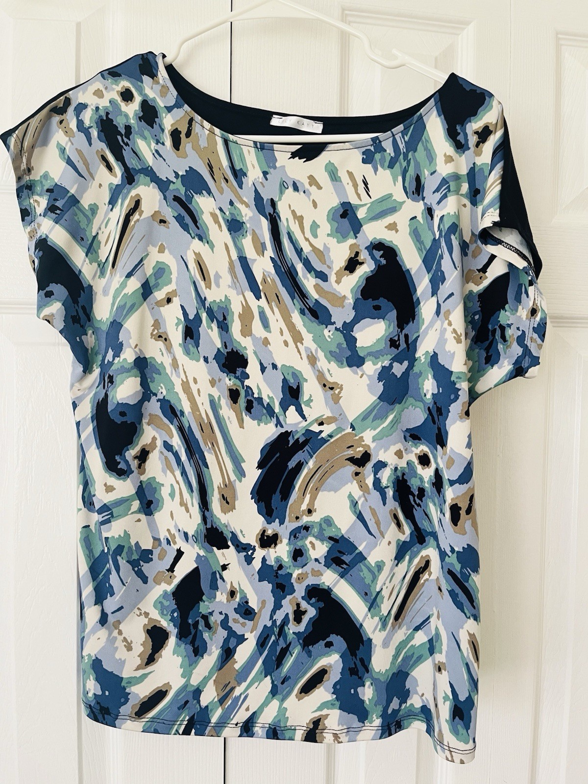 Lily Kayy Women’s Top Printed Front and Solid Black Color Back Size M Pre-owned