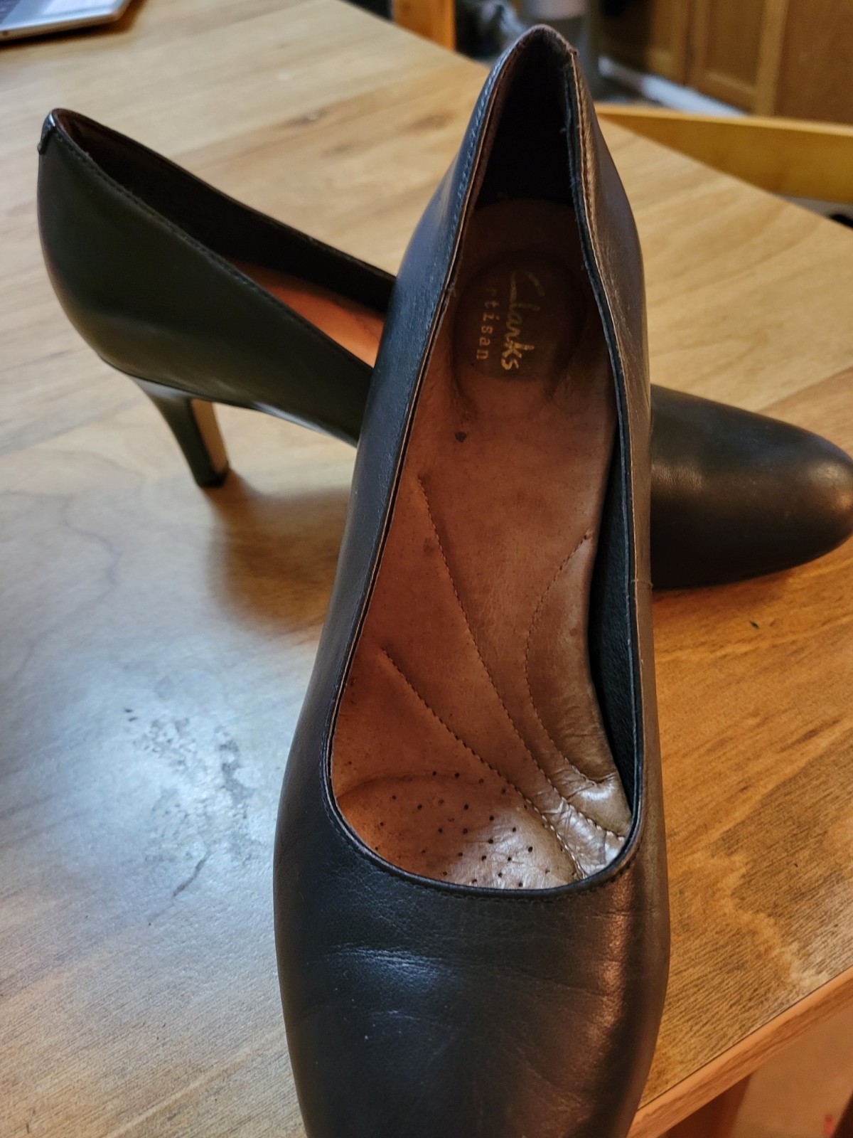 Black Leather 2.25″ Heeled Pump By CLARKS Artisan sz 7.5. Very Clean Condtn