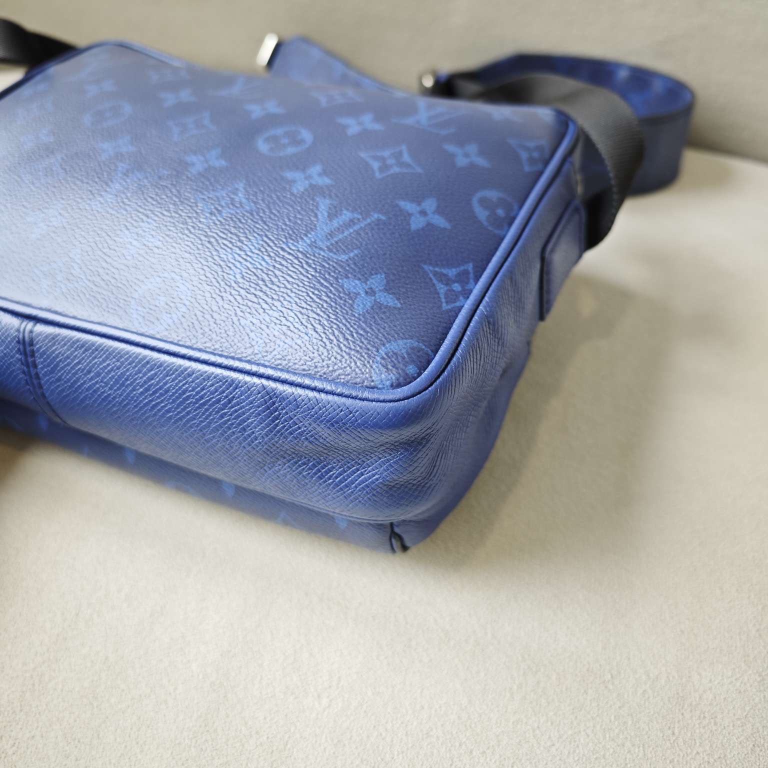Louis Vuitton outdoor presbyrose leather messenger bag blue (25*18*9)cm
