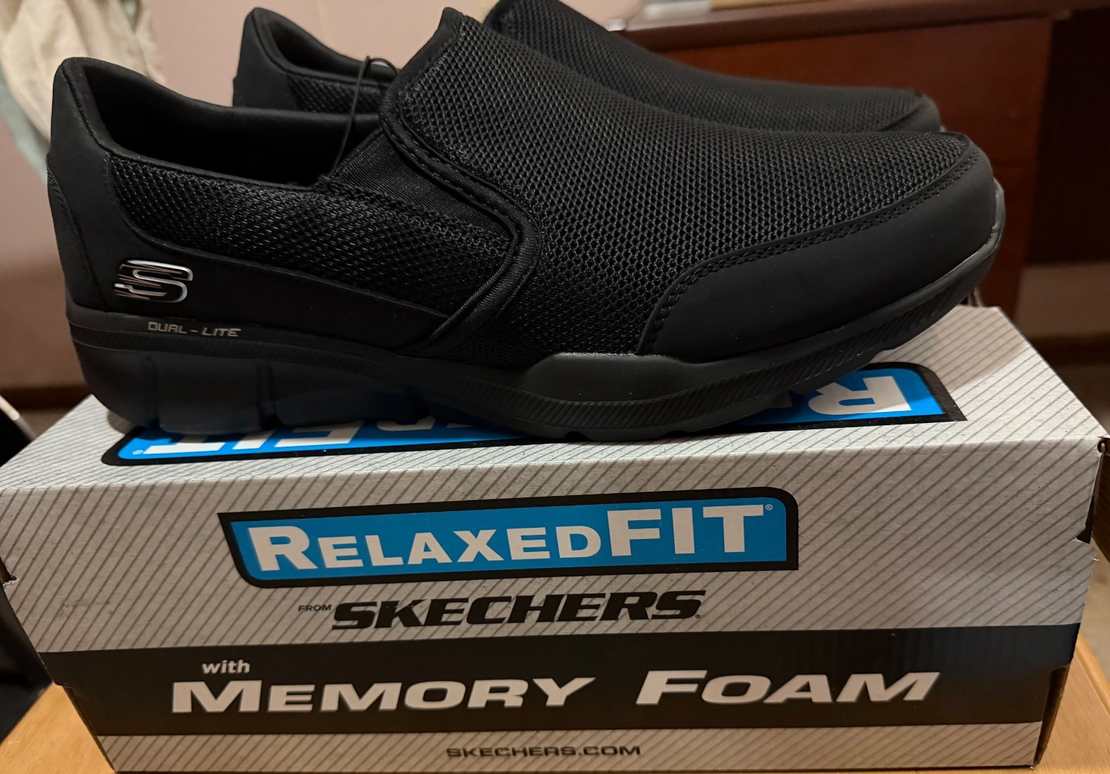 Skechers Memory Foam Relaxed Fit Men’s Black Slip-on Comfort NIB Size 10.5