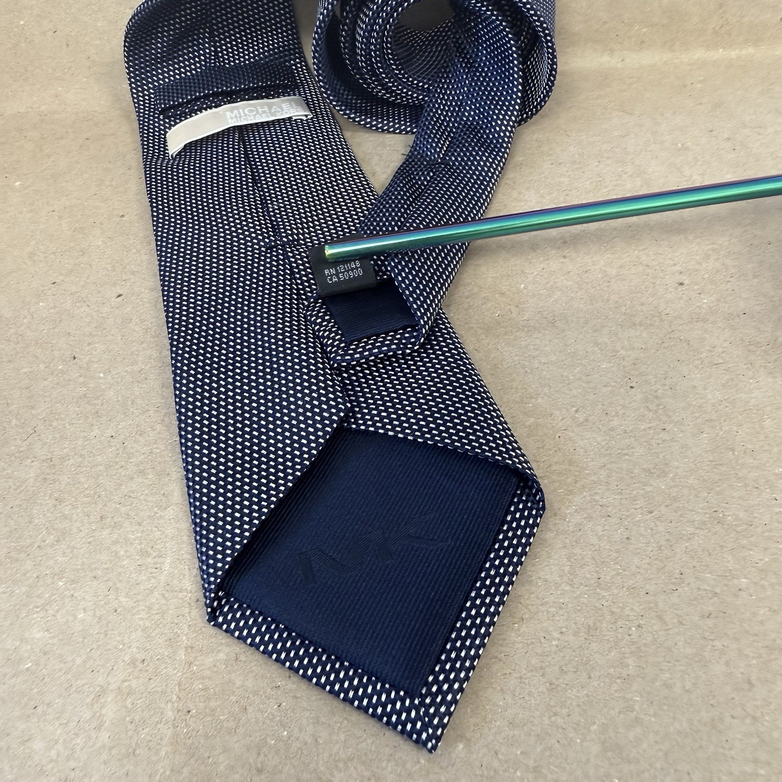 MICHAEL KORS MK Blue Textured Pattern Neck Tie Classic Length 57″-60. 100% Silk