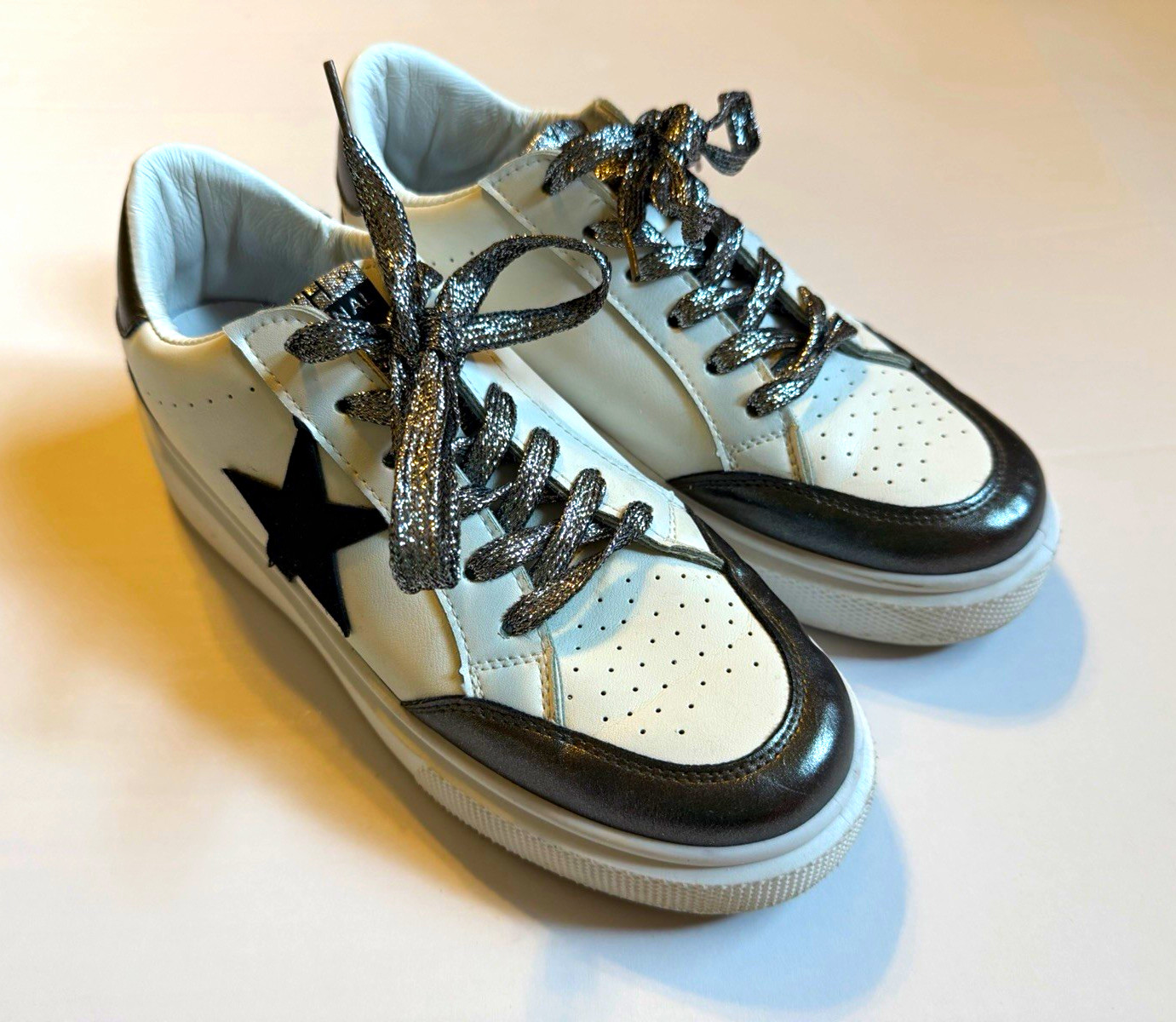 Vintage Havana Womens Low Top Lace-Up Sneakers White/Black Star/Grey Metallic 8