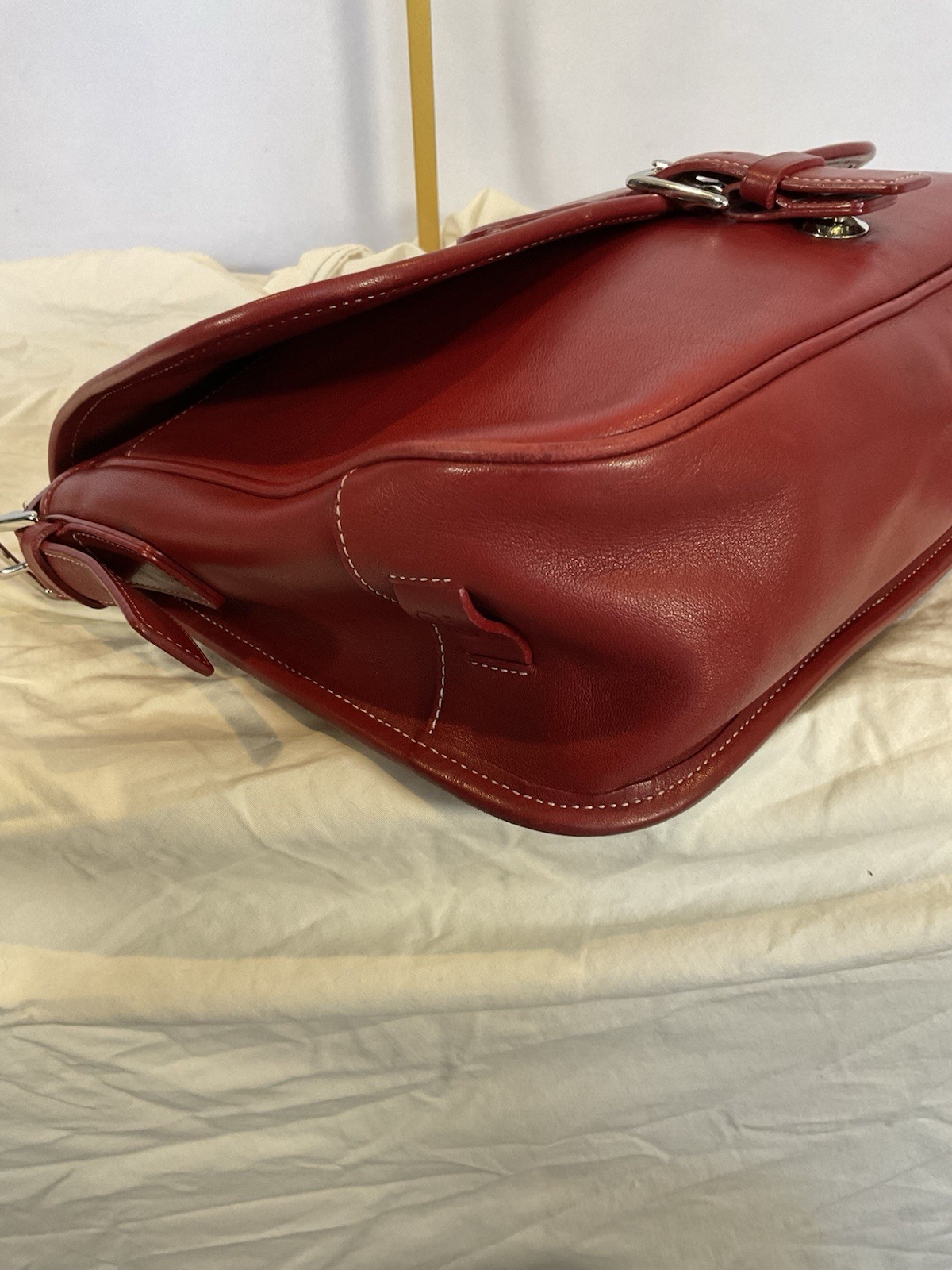 Coach, red leather flap messenger, shoulder bag (J1S-7750) EUC