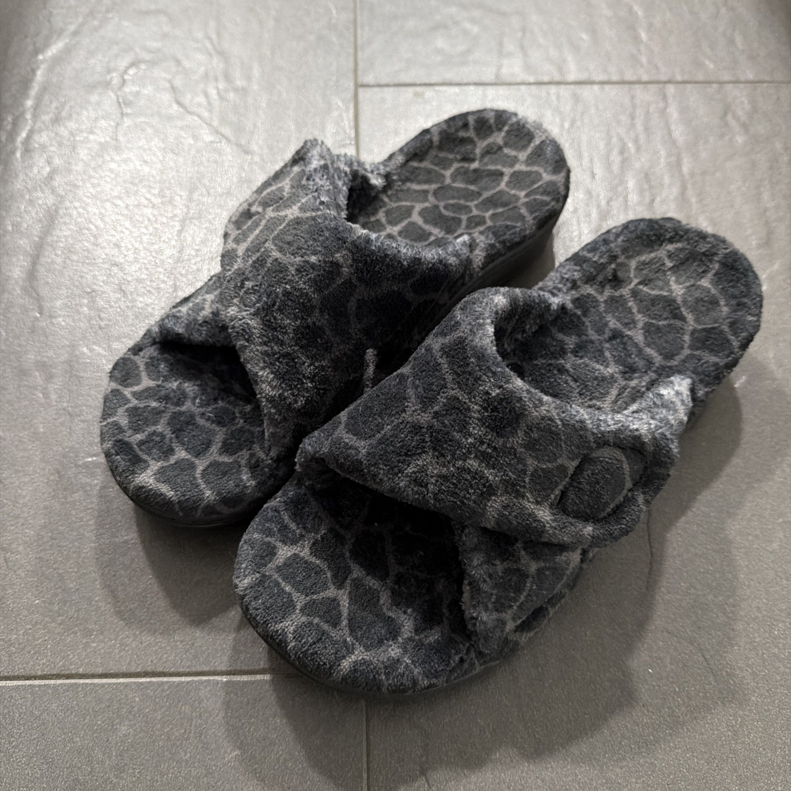 Vionic Relax Womens Gray Giraffe Print Comfort Sandals Slippers Slip On Size 8