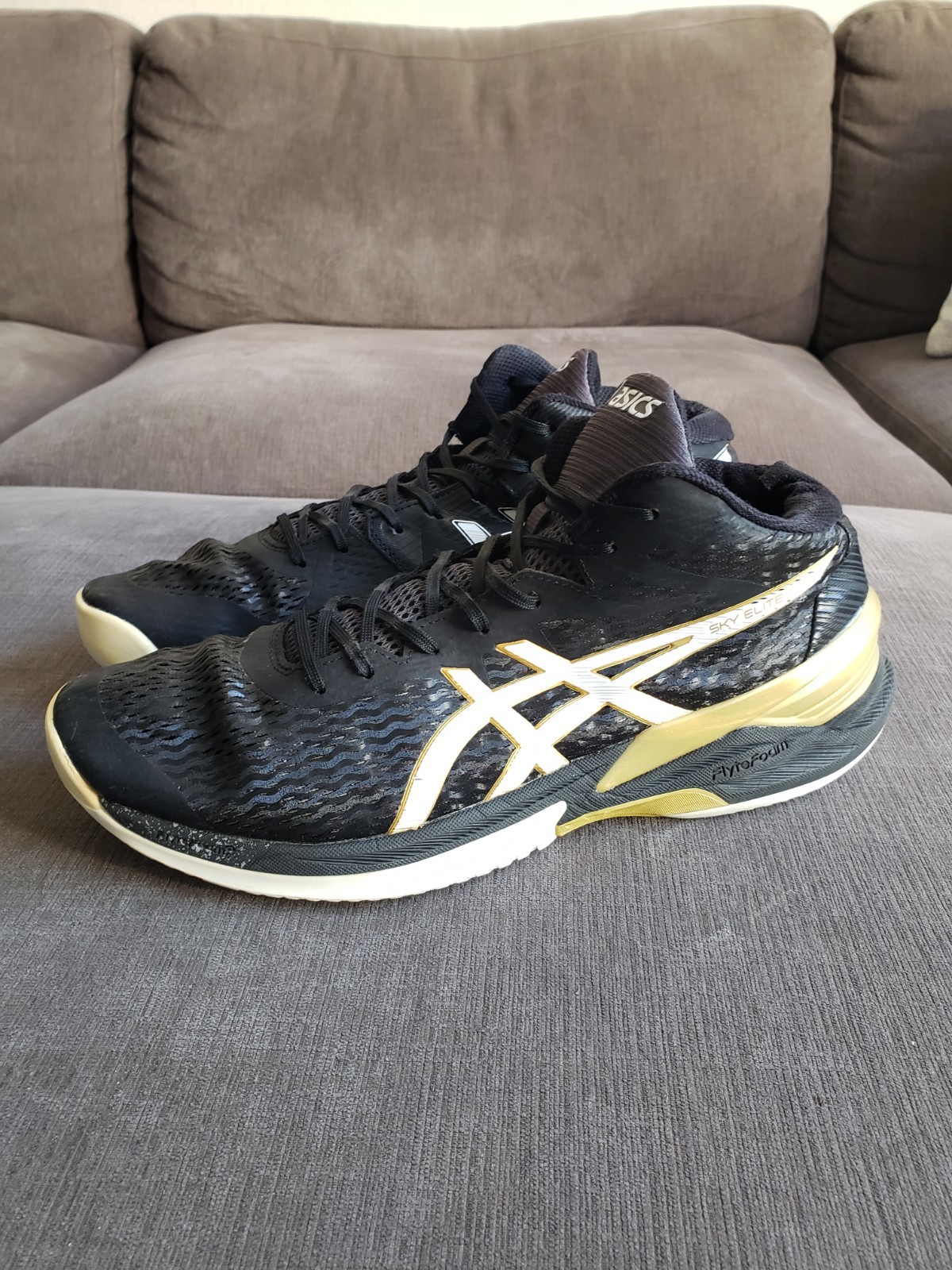 Size 13 – Asics Men’s Sky Elite FF Black Gold Volleyball Shoes Mid Top READ DESC