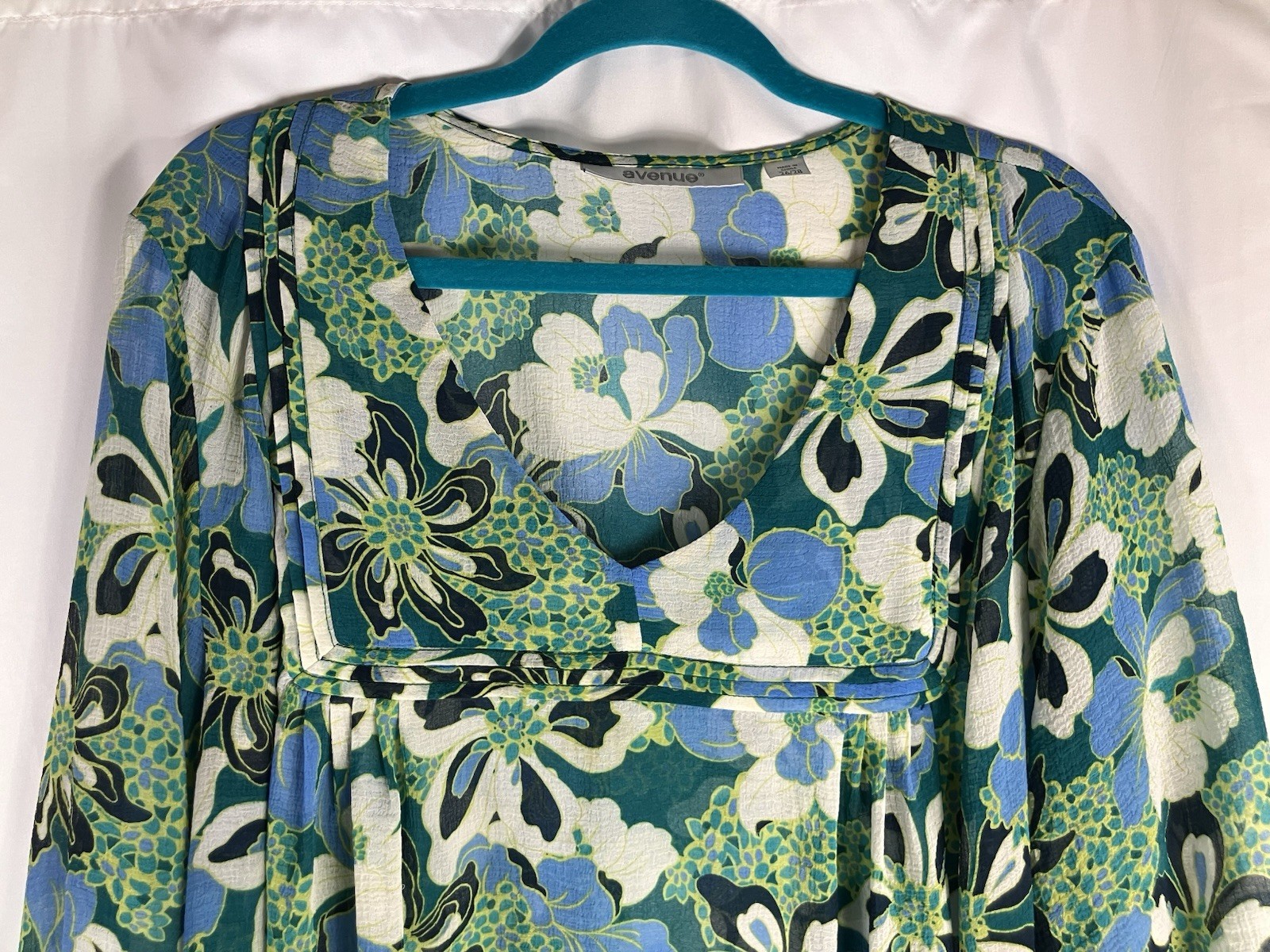 Avenue Women’s Semi-Sheer Blouse Size 26/28 Green Blue Artsy Pleated LS
