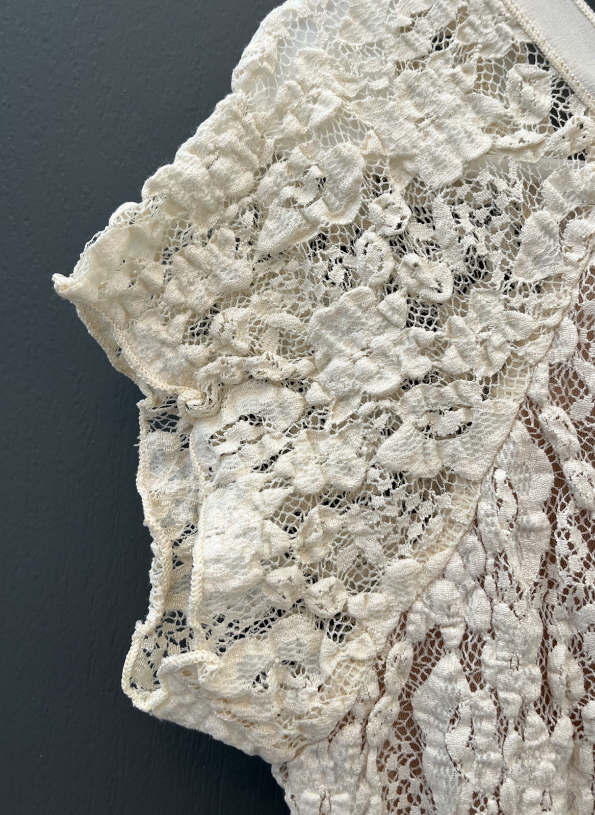Cabi Cream Beige Lace Blouse Medium Floral Overlay Sheer Romantic Cap Sleeve Top