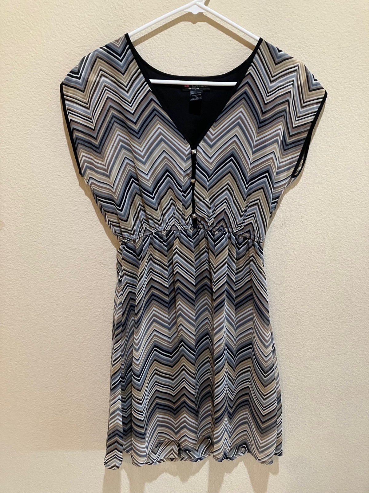 Delirious Chevron Chiffon Dress Lined Flowy Cinched Waist Knee Length Womens S