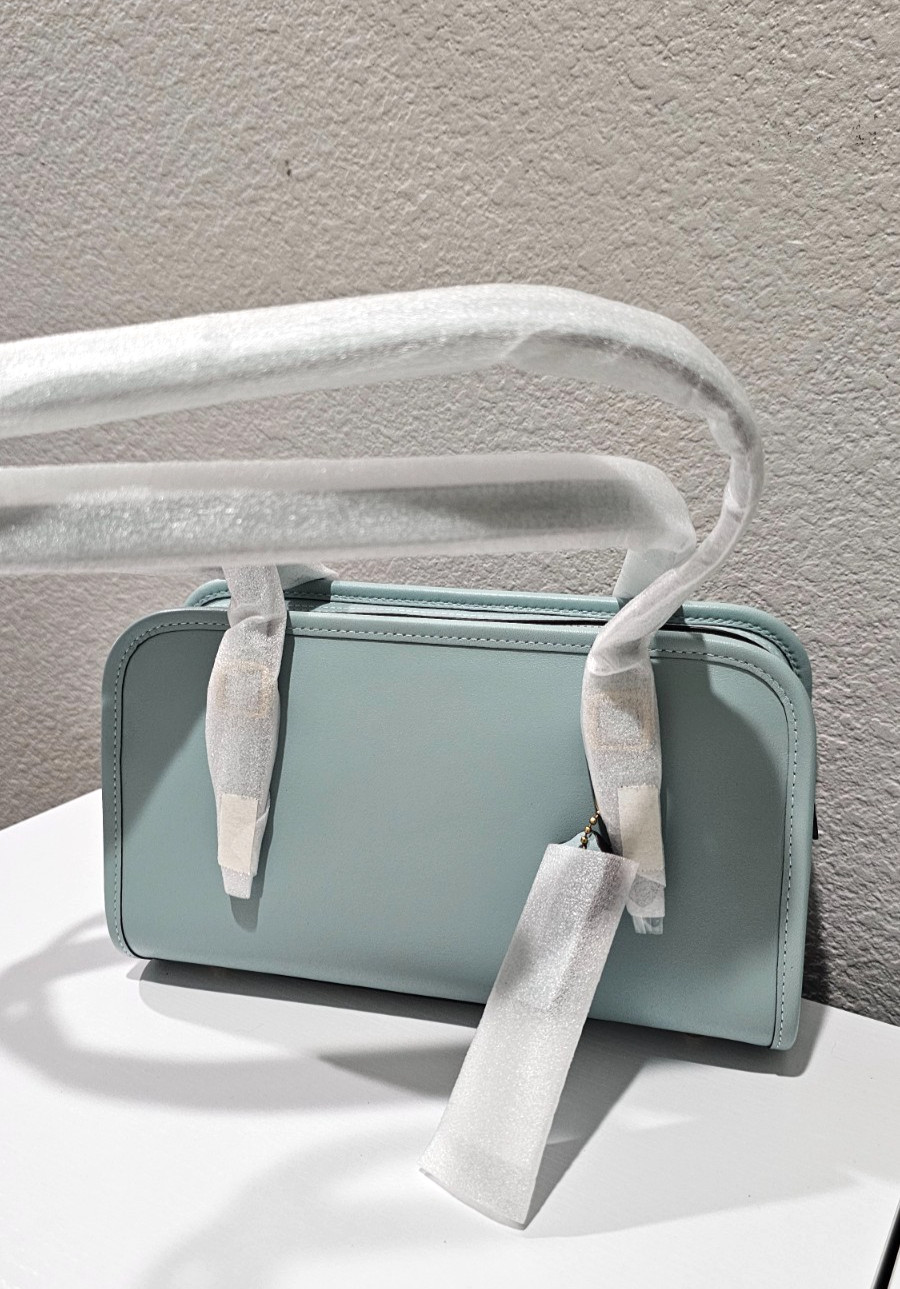 COACH NWT CM565 Swing Zip 25 Shoulder Bag LIGHT BLUE Glovetanned Leather