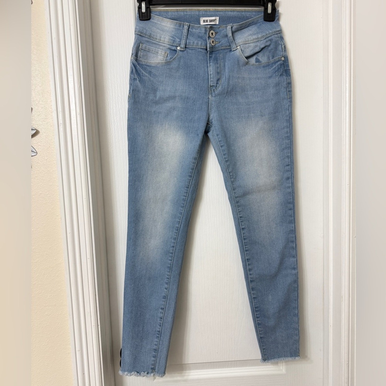 Blue Savvy women’s light wash denim skinny jeans distressed hem Size 7