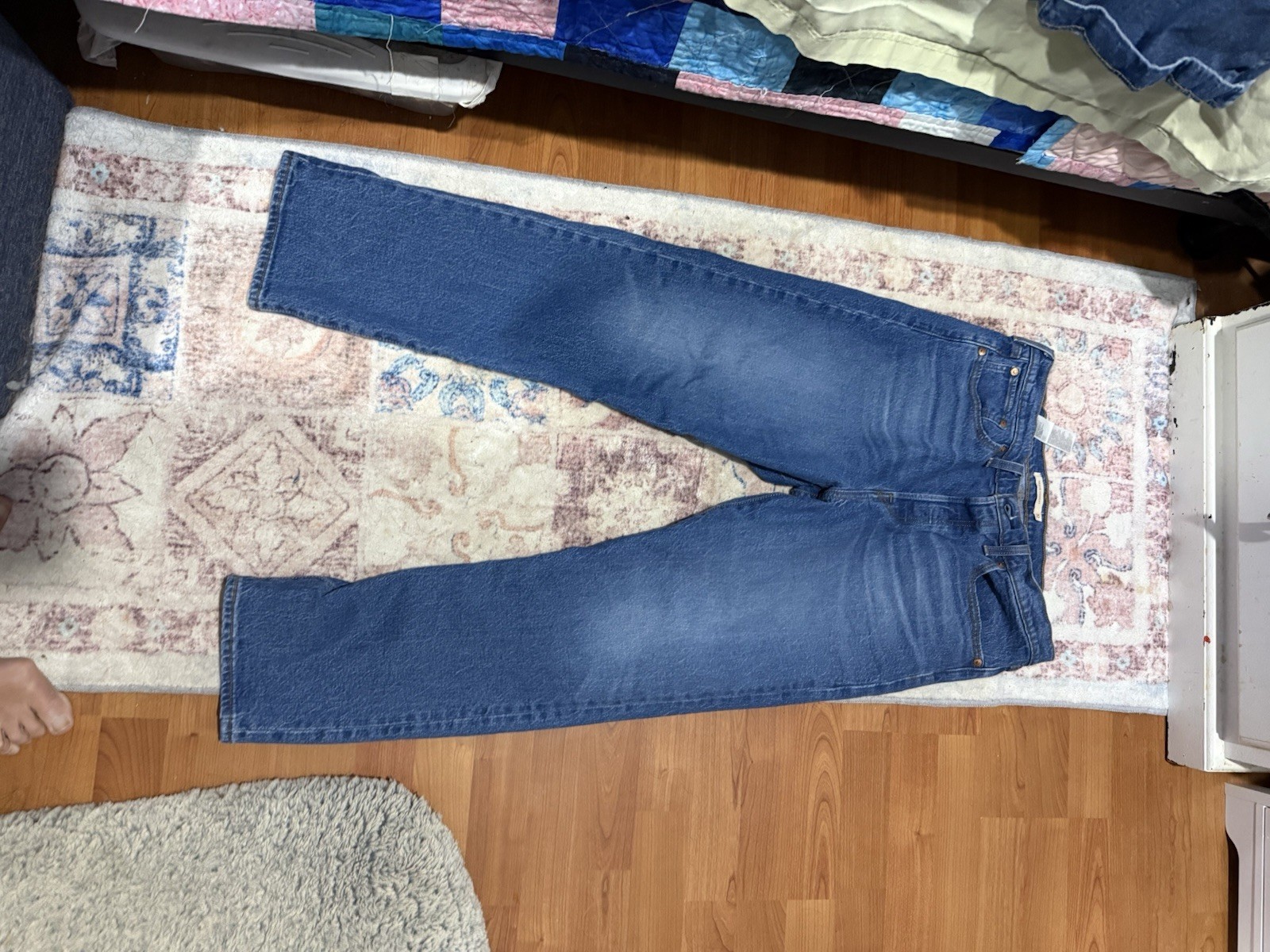 Levi’s Straight Jeans Medium Wash Blue Denim 5-Pocket Design Button Zip Closure