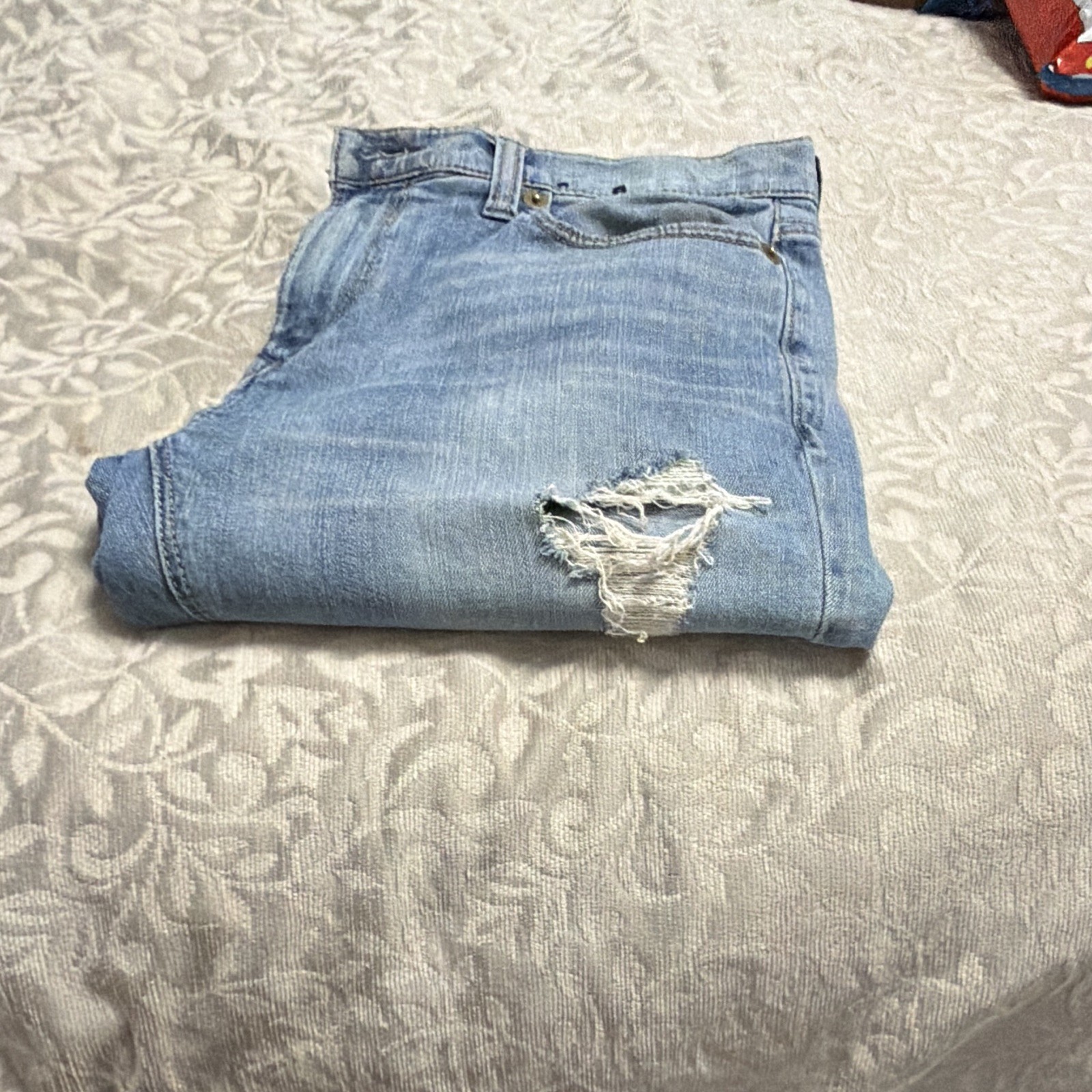Express Women’s Boyfriend Blue Denim Jeans Solid Light Wash Distressed Regular 6